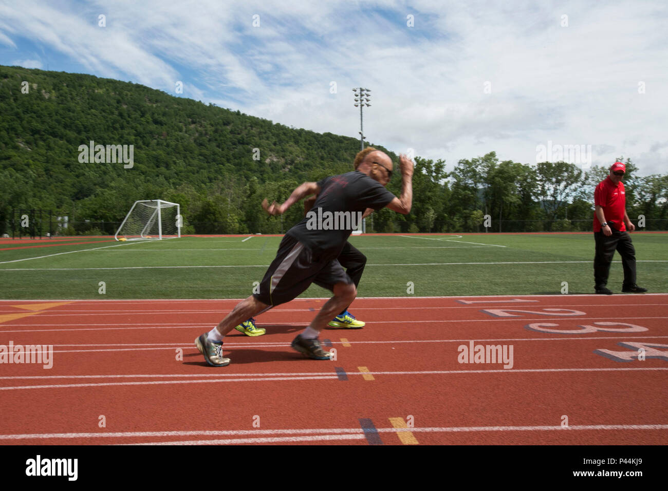 Le sergent du Corps des Marines des États-Unis. Isaac Gallegos n'exercices pendant un printemps 2016 Ministère de la Défense (DoD) Jeux de guerrier la voie pratique à l'Académie militaire des États-Unis à West Point, N.Y., 13 juin 2016. Gallegos, une Ile de France, en Californie, les autochtones, est membre de l'équipe des Jeux de guerrier DoD 2016 Marine Corps. La DoD 2016 Jeux de guerrier est un concours sportif adapté des blessés, des malades et des blessés militaires et des anciens combattants de l'armée américaine, Marine Corps, la marine, la Force aérienne et le commandement des opérations spéciales, les Forces armées britanniques. (U.S. Marine Corps photo par le Cpl. Calvin Shamoon/libérés) Banque D'Images