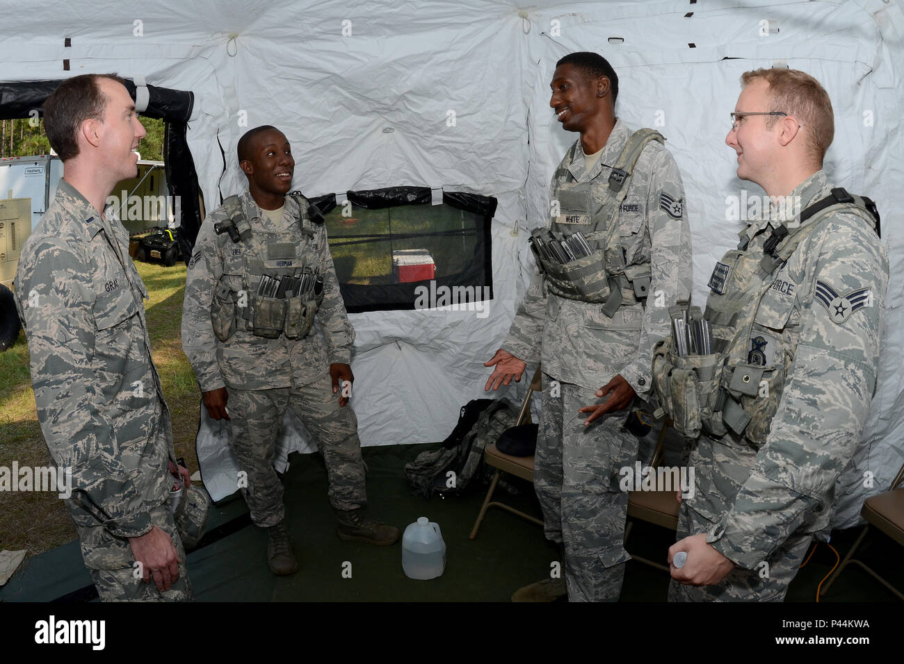 U.S. Air Force 1er Lieutenant Matthew Gray, un aumônier à la 169e Escadre de chasse à la base de la Garde nationale mixte Guess, S.C., parle à l'Escadron des Forces de sécurité169Th aviateurs à l'entrée control point mis en place à proximité d'un F-16 Fighting Falcon de chasse de l'écrasement à Louisville, Kentucky, le 12 juin 2016. Deux F-16 à partir de la Caroline du Sud Air National Guard mid-air collision lors des activités courantes de formation au vol de nuit dans la région du comté de Jefferson, le 7 juin 2016. Les deux pilotes s'éjecter. (U.S. Air National Guard photo par le Sgt. Caycee Watson) Banque D'Images