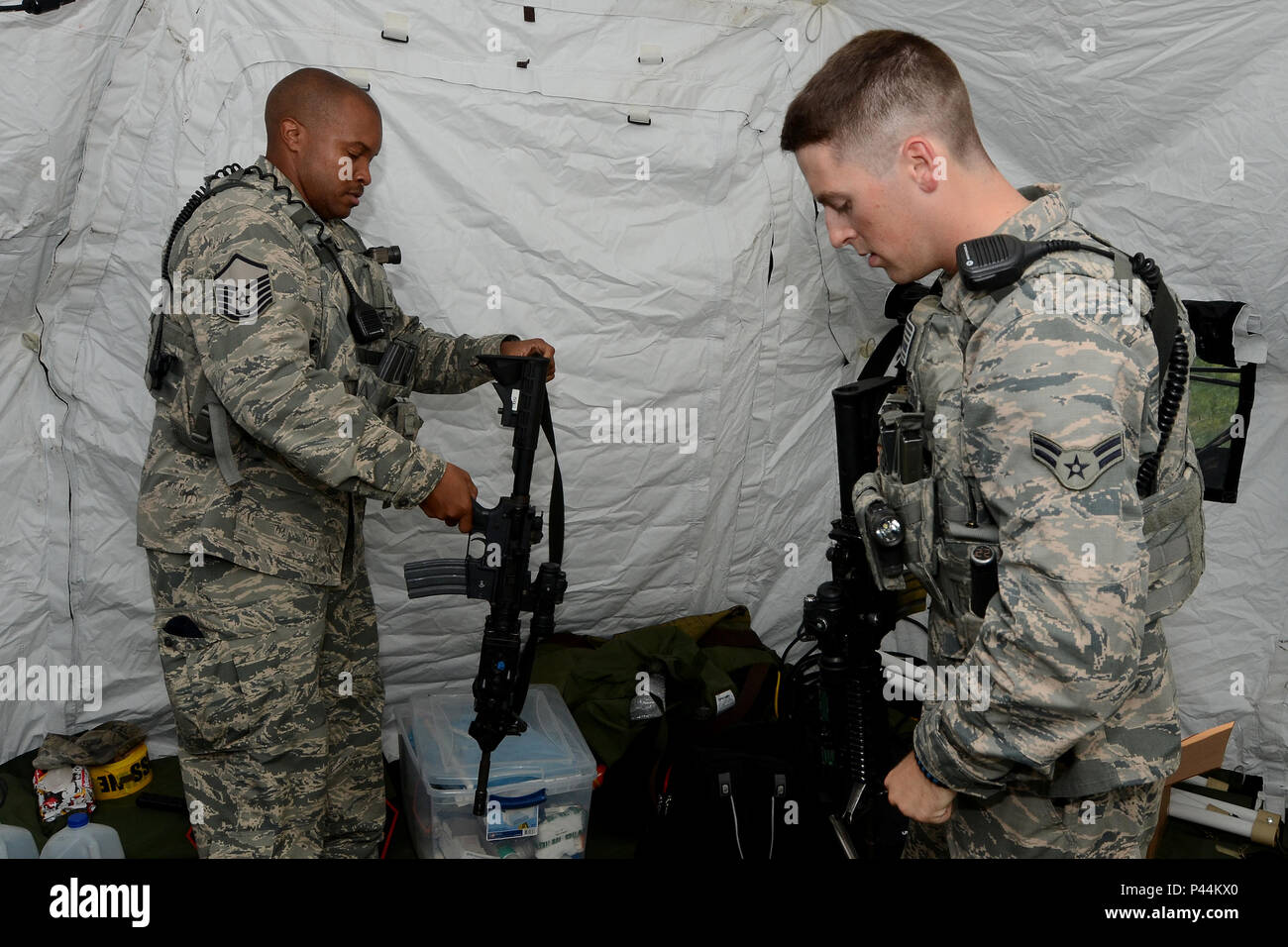 Les aviateurs américains affectés au 169e Escadron des Forces de sécurité à la base de la Garde nationale mixte Guess, S.C., garde l'entrée d'un point de contrôle près de F-16 Fighting Falcon de chasse de l'écrasement à Louisville, Kentucky, le 12 juin 2016. Deux F-16 à partir de la Caroline du Sud Air National Guard mid-air collision lors des activités courantes de formation au vol de nuit dans la région du comté de Jefferson, le 7 juin 2016. Les deux pilotes s'éjecter. (U.S. Air National Guard photo par le Sgt. Caycee Watson) Banque D'Images