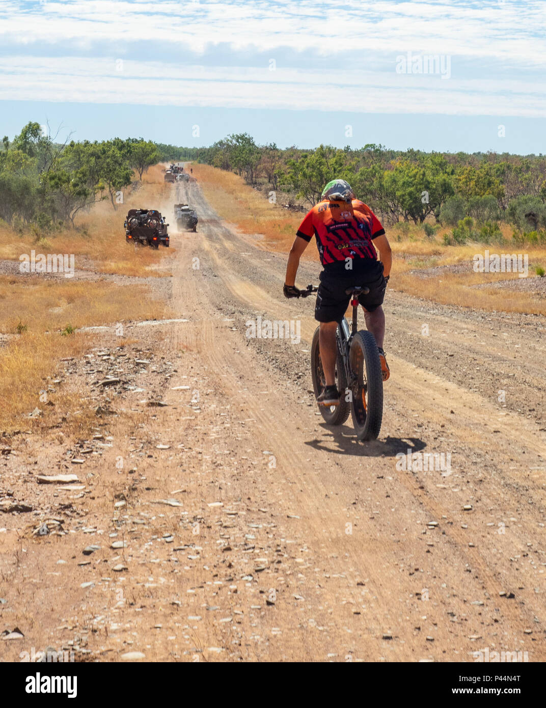 Défi 2018 Gibb un cycliste à Jersey et bib équitation une fatbike sur chemin de terre Gibb River Road Australie Kimberley Banque D'Images