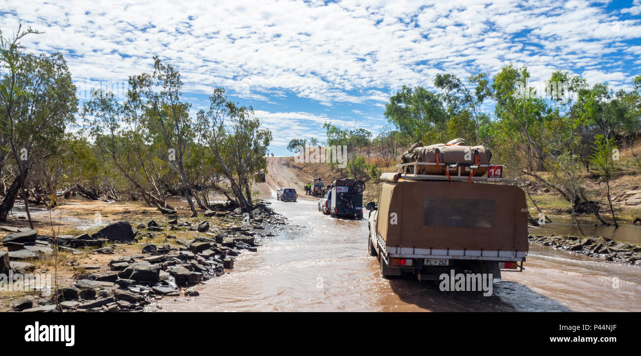 Défi 2018 Gibb un convoi de véhicules de soutien 4RM de la conduite dans une rivière qui traverse l'Australie Kimberley Gibb River Road Banque D'Images