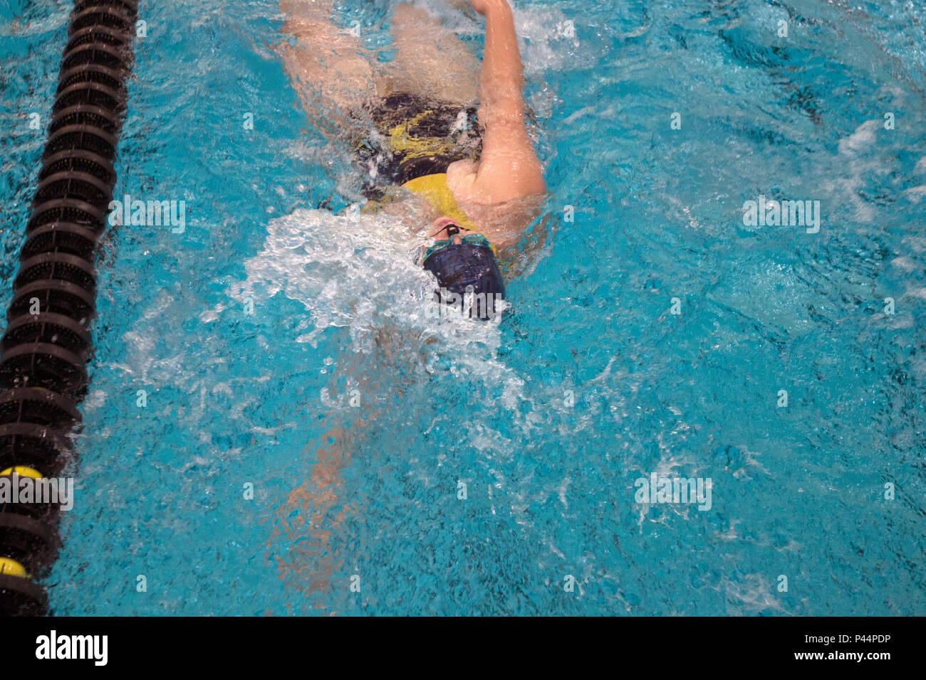 Un vétéran de la marine s'entraîne dans la piscine de l'Arvin Gym, United States Military Academy, West point, New York, en préparation des Jeux des guerriers du DoD de 2016. La pratique se concentre sur les sports adaptatifs, la technique de natation, le conditionnement physique, l'endurance et le développement des habiletés pour les militaires blessés, malades et blessés et les vétérans. Les Jeux, qui ont lieu du 15 au 21 juin, offrent des compétitions visant à améliorer le travail d’équipe, la résilience et la réadaptation. Banque D'Images