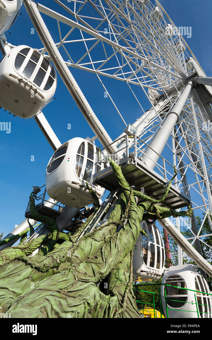 Grande roue sur un fond de ciel bleu, close-up. La ville de Saint-Pétersbourg, un parc d'attractions Divo Ostrov. Banque D'Images