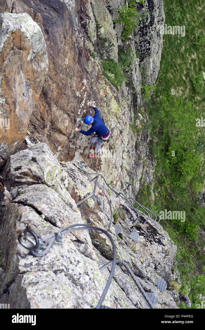 Un grimpeur dans la Via Ferrata de Coumely près du Cirque de Gavarnie dans les Hautes Pyrénées, Occitanie France Banque D'Images