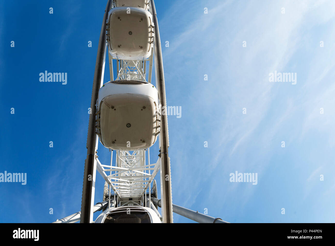 Grande roue sur un fond de ciel bleu, close-up. La ville de Saint-Pétersbourg, un parc d'attractions Divo Ostrov. Banque D'Images