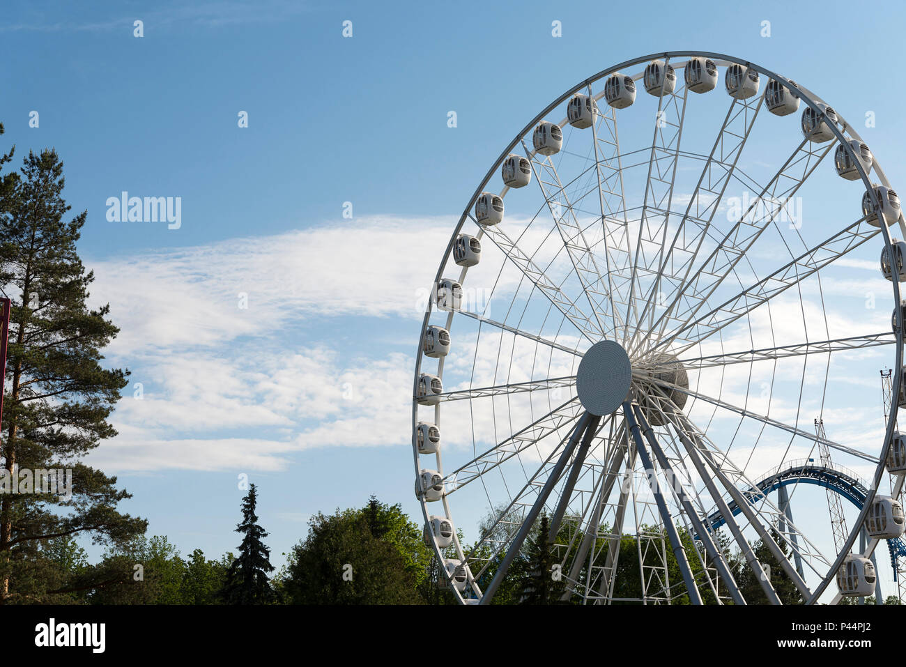 Grande roue sur un fond de ciel bleu, close-up. La ville de Saint-Pétersbourg, un parc d'attractions Divo Ostrov. Banque D'Images