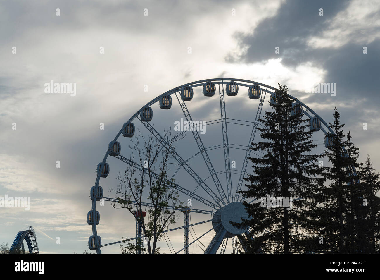 Grande roue sur un fond de ciel bleu, close-up. La ville de Saint-Pétersbourg, un parc d'attractions Divo Ostrov. Banque D'Images