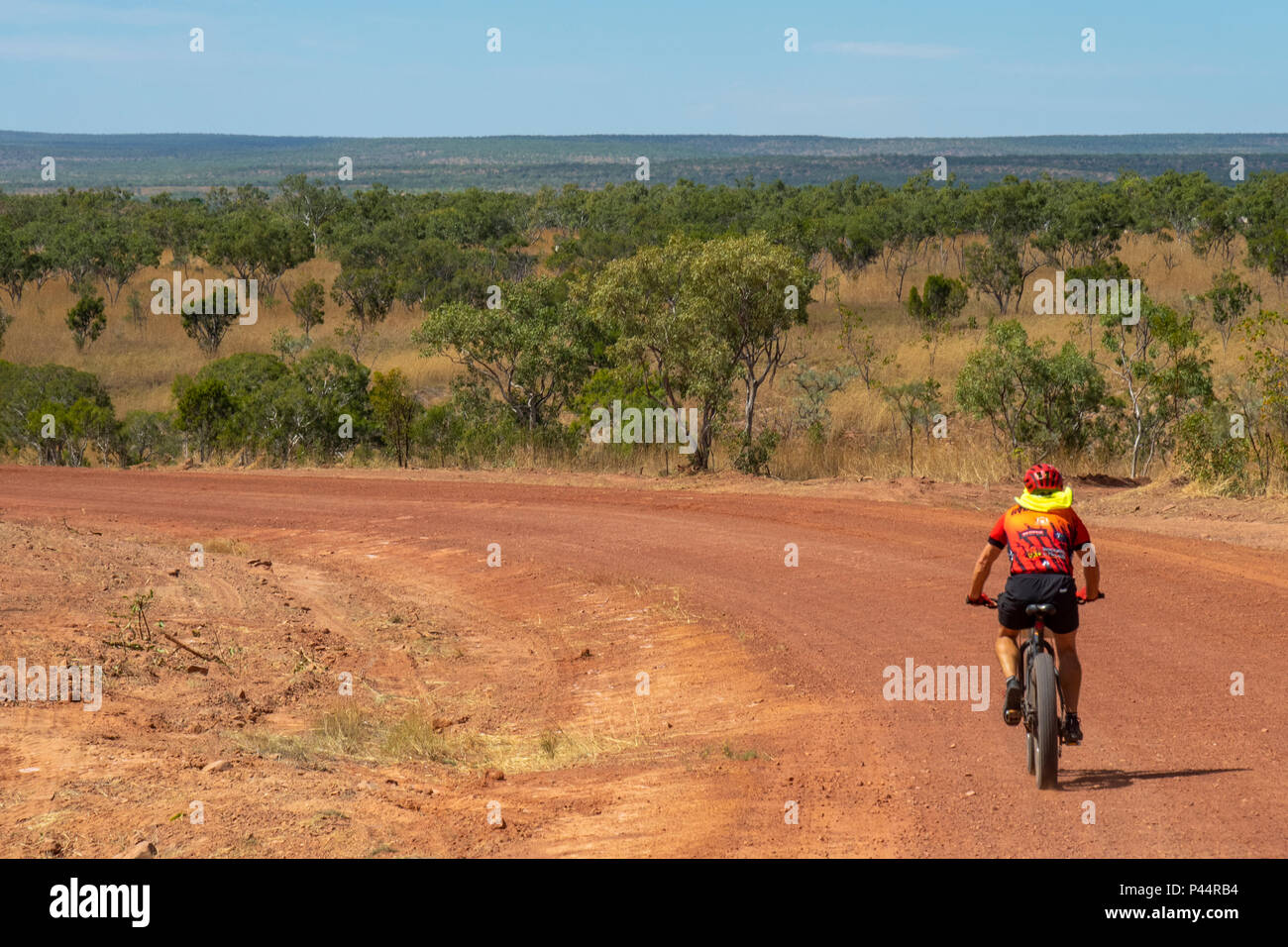 Défi 2018 Gibb un cycliste à Jersey et bib équitation une fatbike sur chemin de terre Gibb River Road Australie Kimberley Banque D'Images