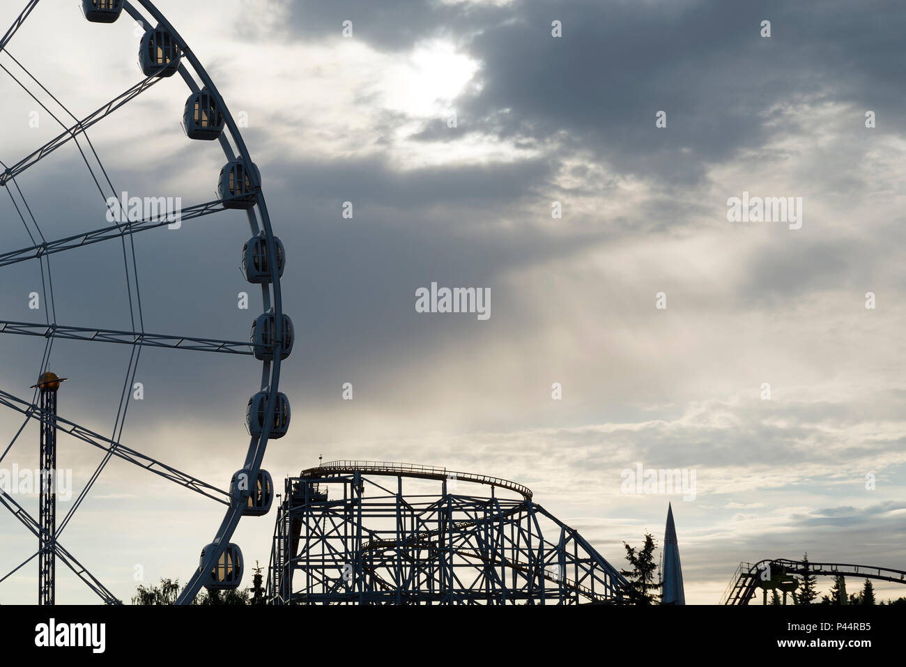 Grande roue sur un fond de ciel bleu, close-up. La ville de Saint-Pétersbourg, un parc d'attractions Divo Ostrov. Banque D'Images