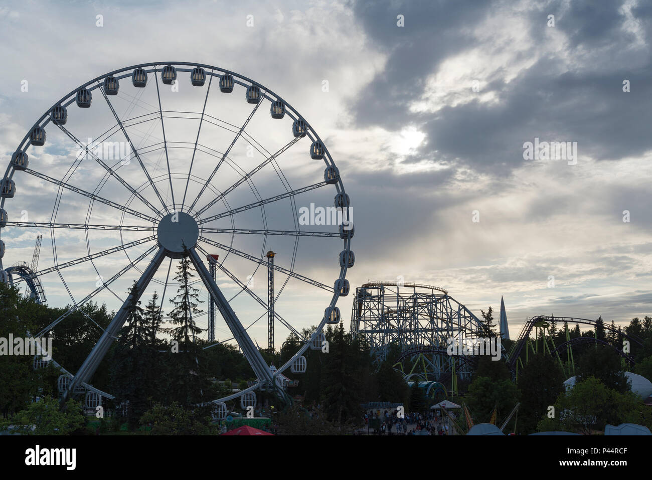 Grande roue sur un fond de ciel bleu, close-up. La ville de Saint-Pétersbourg, un parc d'attractions Divo Ostrov. Banque D'Images