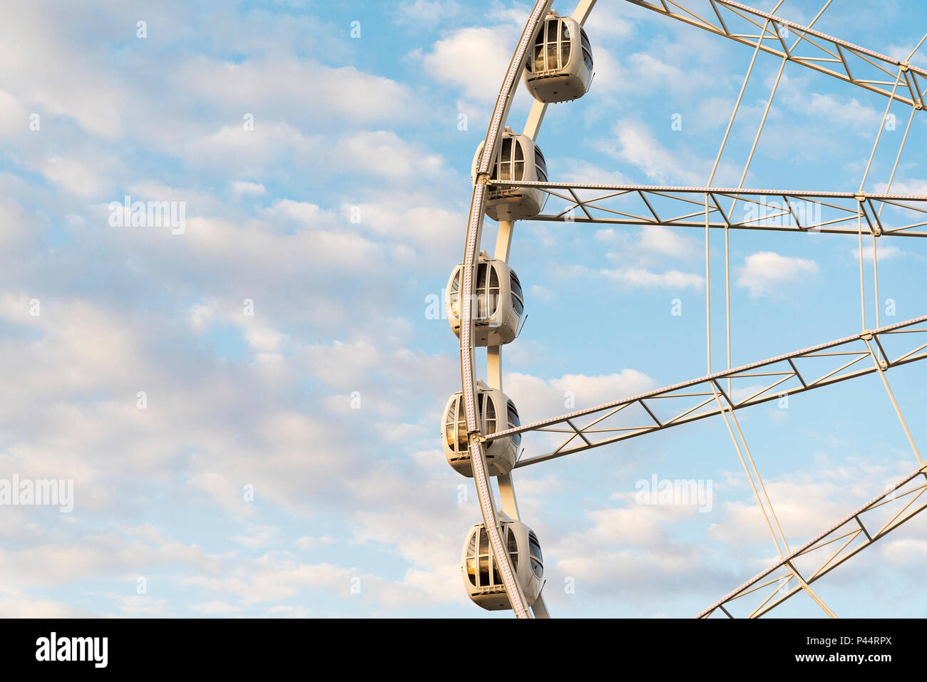 Grande roue sur un fond de ciel bleu, close-up. La ville de Saint-Pétersbourg, un parc d'attractions Divo Ostrov. Banque D'Images