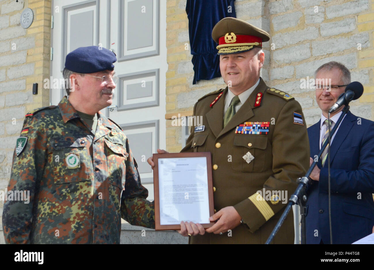 Le lieutenant général estonien Riho Terras, le commandant de la Forces de défense de l'Estonie, remet une plaque au Lieutenant-général allemand Manfred Hofmann, commandant du Corps multinational nord-est le pendant la cérémonie de la nouvelle unité d'intégration des forces de l'OTAN, bâtiment du siège, à Tallinn, Estonie, 13 juin 2016. La NFIU est l'un des six 40-personne au siège de l'OTAN établie le long du flanc est de l'Alliance. Conçu et monté pour faciliter la réception et le mouvement de l'OTAN et les forces du pays partenaire dans le pays où ils résident dans la NFIU, font partie de l'adaptation de l'OTAN à un environnement de sécurité Banque D'Images