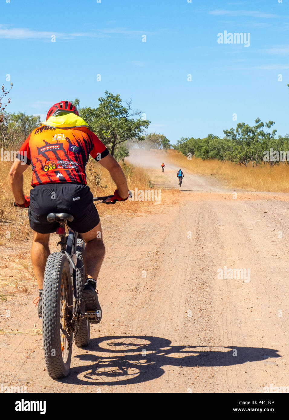 Défi 2018 Gibb un cycliste à Jersey et bib équitation une fatbike sur chemin de terre Gibb River Road Australie Kimberley Banque D'Images