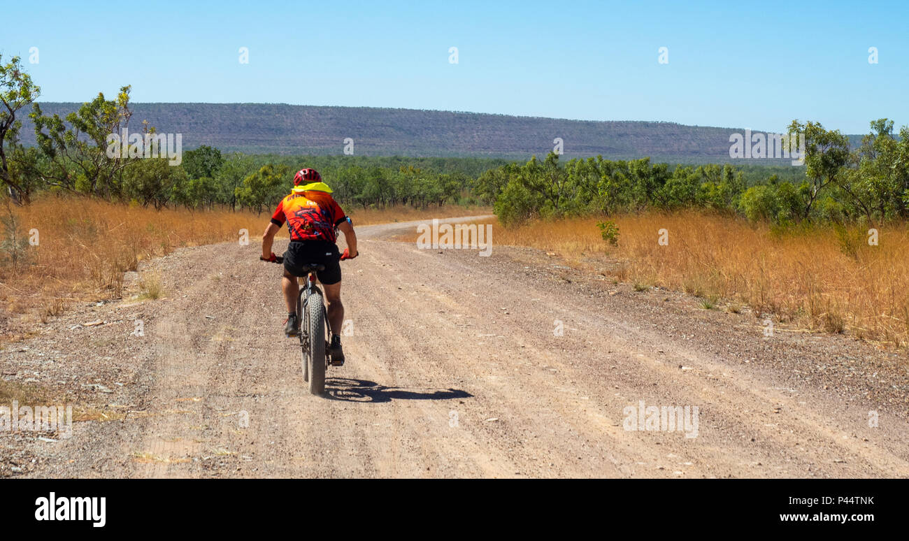 Défi 2018 Gibb un cycliste à Jersey et bib équitation une fatbike sur chemin de terre Gibb River Road Australie Kimberley Banque D'Images