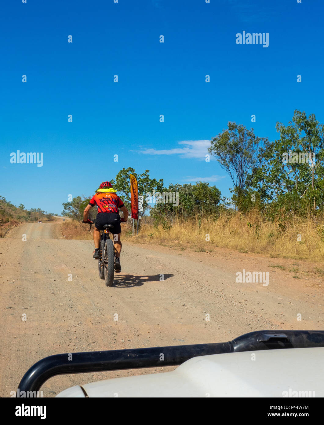 Défi 2018 Gibb un cycliste à Jersey et bib équitation une fatbike sur chemin de terre Gibb River Road Australie Kimberley Banque D'Images