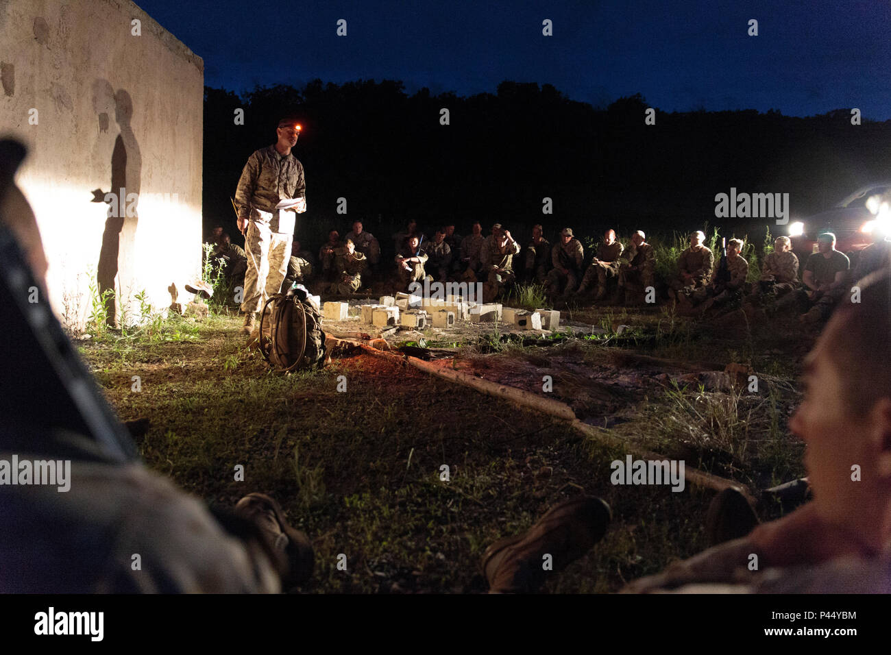 Marines avec la société C, 6e, 4e Bataillon d'appui du Groupe de la logistique maritime, Réserve des Forces maritimes, et avec 131 Escadron Commando commandos Royal Engineers, armée britannique, recevoir une mission d'information avant la simulation d'une nuit sur un raid composé en milieu urbain au cours de l'exercice Red Dagger à Fort Indiantown Gap, Penn., 13 juin 2016. L'exercice Red poignard est un exercice d'entraînement bilatéral qui donne l'occasion d'échanger des Marines tactiques, techniques et procédures ainsi qu'établir des relations de travail avec leurs homologues britanniques. (U.S. Marine Corps photo par le Sgt. Ian Leones/libérés) Banque D'Images