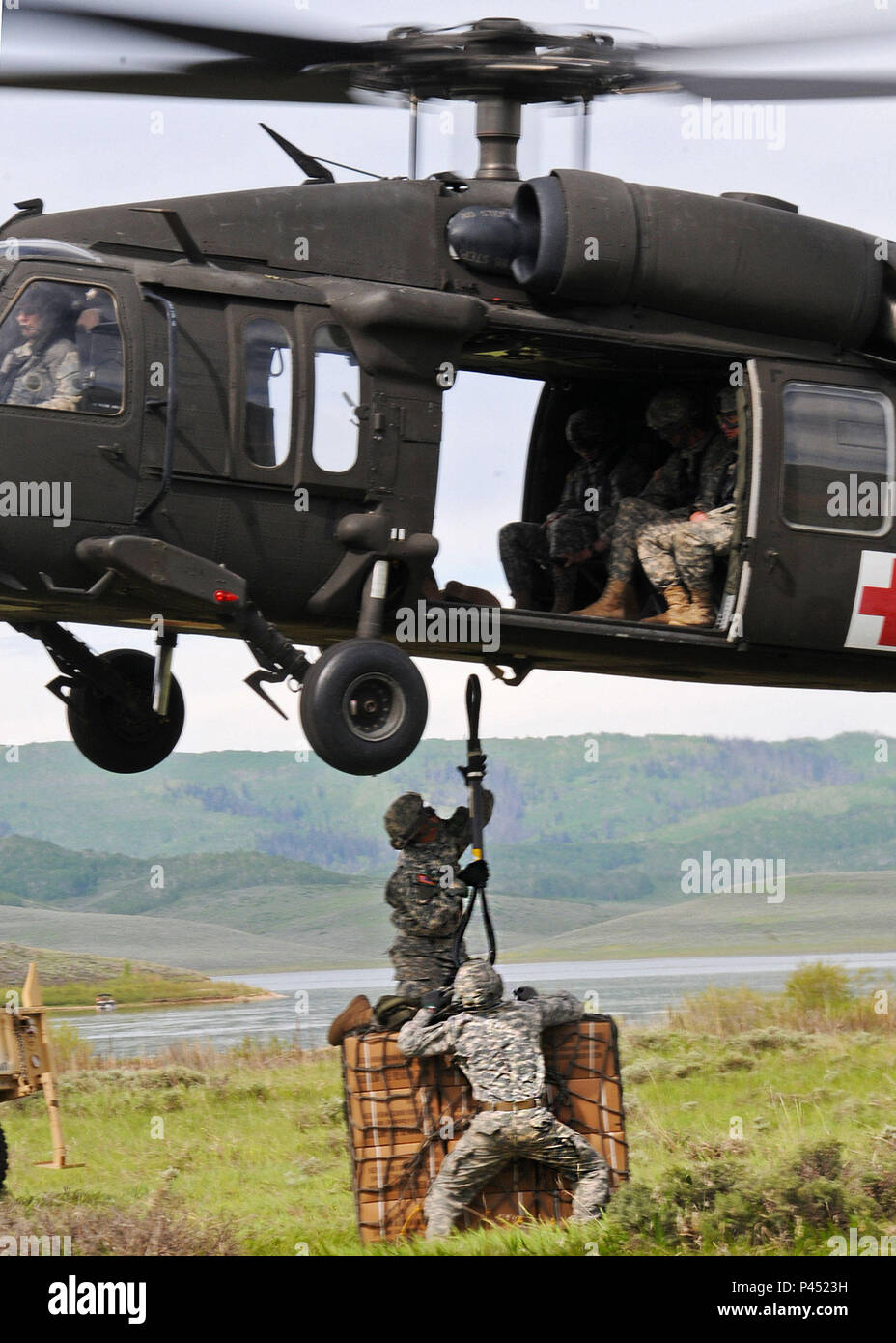 Avec une compagnie de soldats, 489th Bataillon de soutien de la Brigade, en collaboration avec l'ingénieur 1457 Batt. et 211e Régiment d'aviation 2- Effectuer les opérations de charge de l'élingue 10 juin 2016 Fraises au réservoir, de l'Utah. La 204e Brigade de l'amélioration de Manœuvre de la Garde nationale de l'Utah est la formation pour leur mission militaire ainsi que la mise à niveau de service américain Forrest les routes et les installations autour du réservoir de fraises au cours du mois de juin. (Photo par le Sgt. 1re classe John Etheridge) Banque D'Images