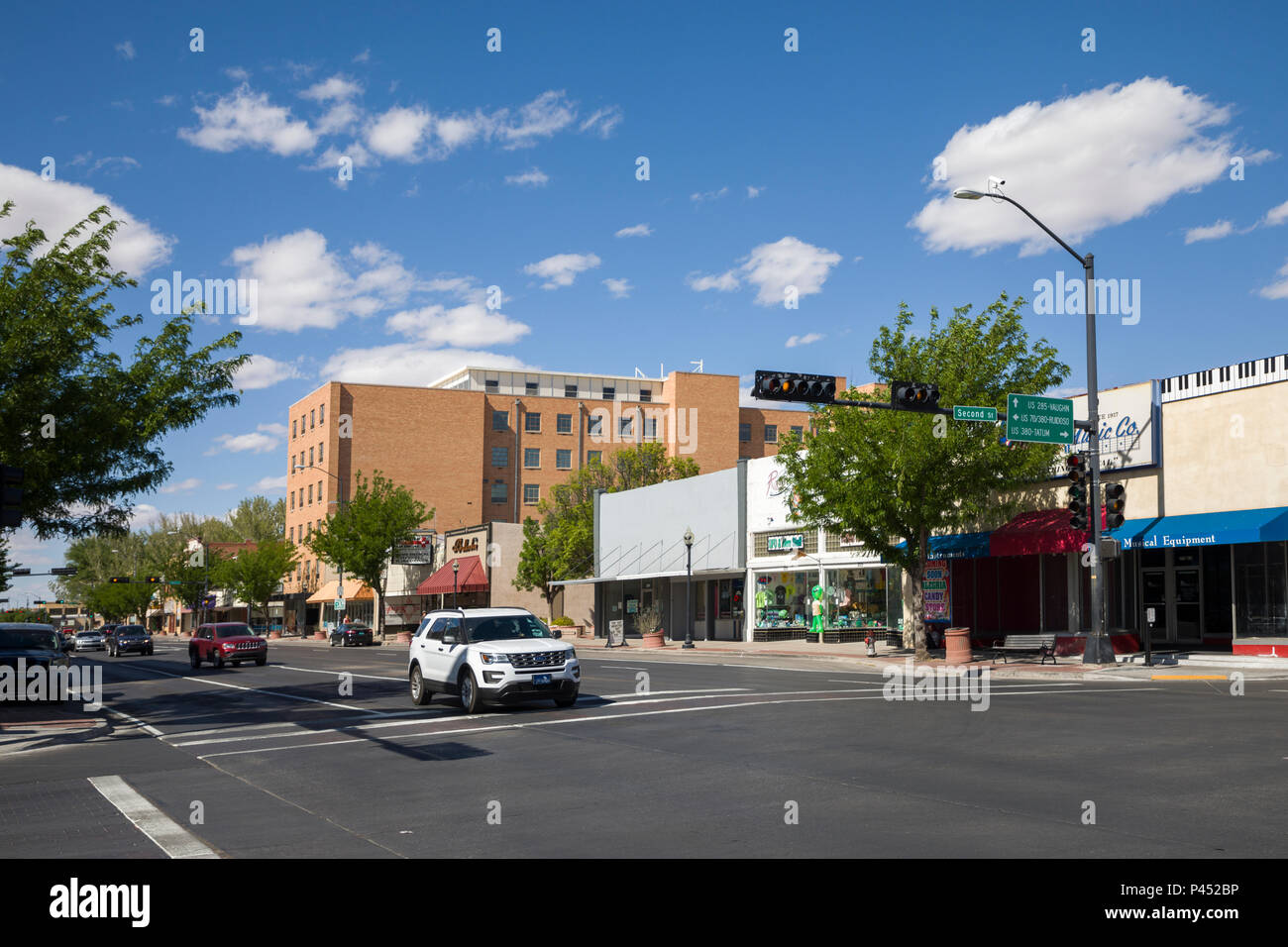 Intesection et magasins scène de rue, Roswell, Nouveau Mexique, USA Banque D'Images