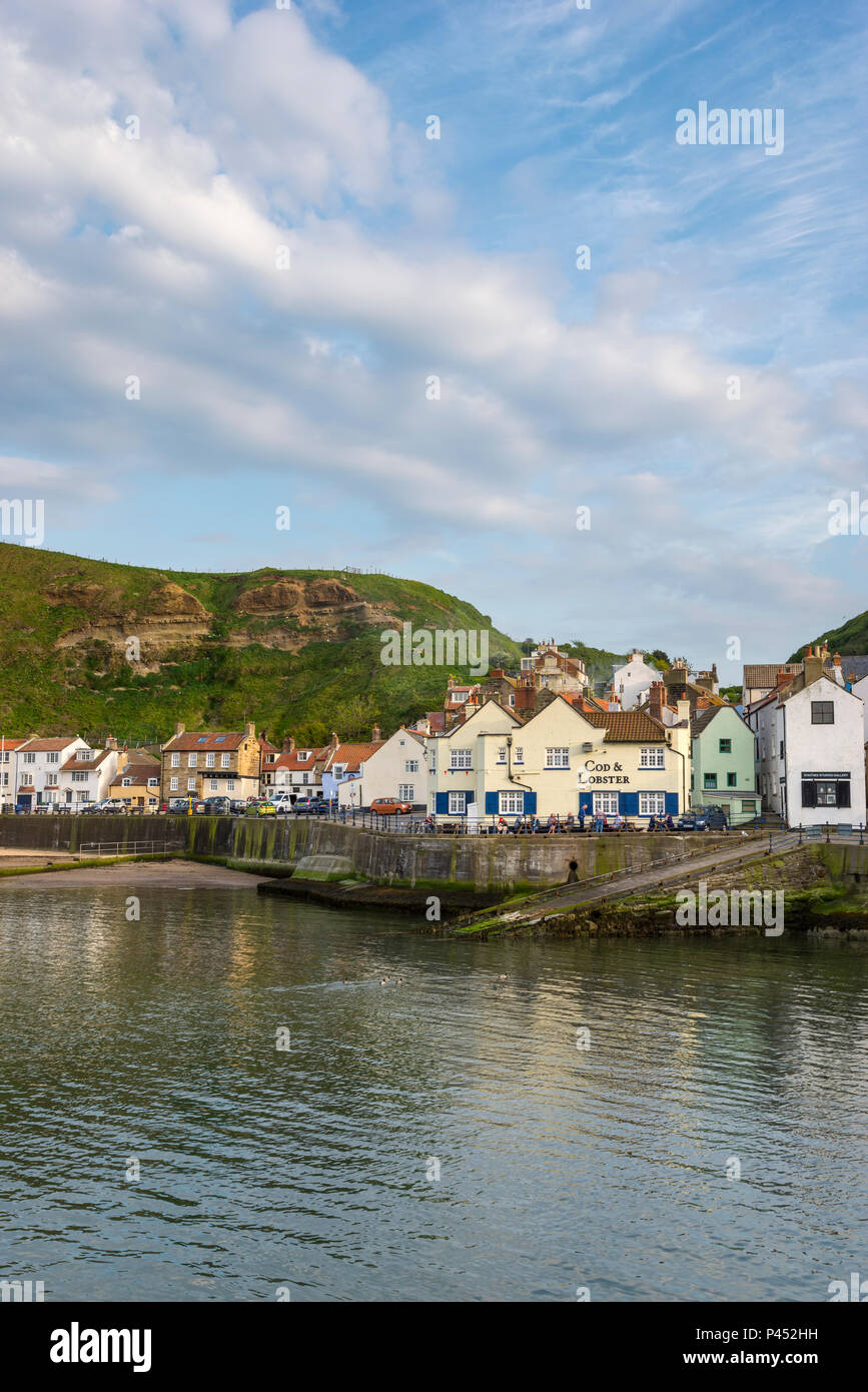 Belle soirée à Staithes mai, un village de pêcheurs pittoresque et historique sur les côtes du nord-est de l'Angleterre. Banque D'Images