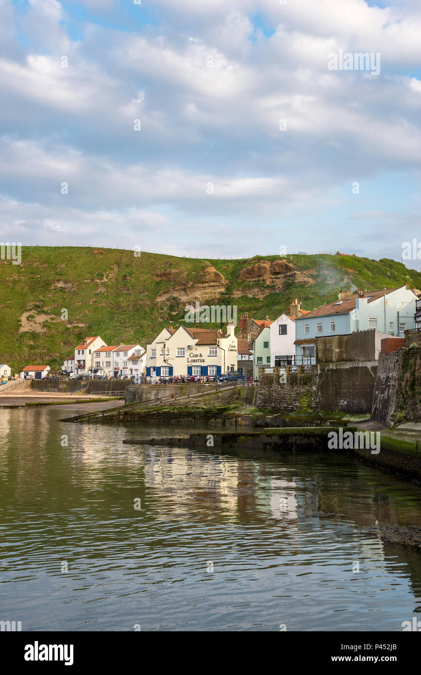 Belle soirée à Staithes mai, un village de pêcheurs pittoresque et historique sur les côtes du nord-est de l'Angleterre. Banque D'Images