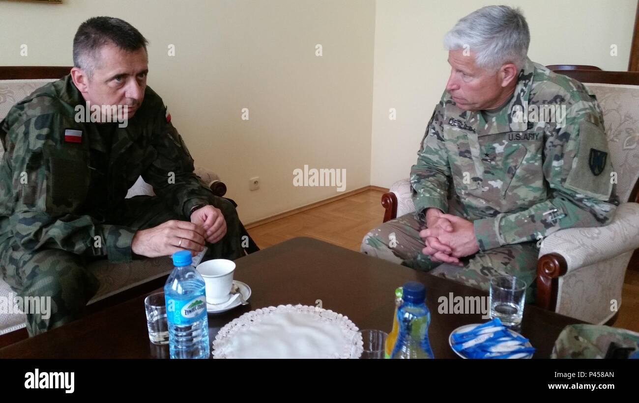 Brick polonais. Gen. Slawomir Wojiechowski, général commandant adjoint du commandement opérationnel des forces armées polonaises, parle avec le brigadier de l'armée américaine. Gen. Arlan DeBlieck, général commandant de la 7e commande de soutien de mission et de général commandant adjoint du 21e Commandement de soutien de théâtre, au cours de l'effort Anakonda 16 Jeudi, Juin 2, 2016 à l'Université de la Défense nationale à Varsovie, Pologne. Banque D'Images