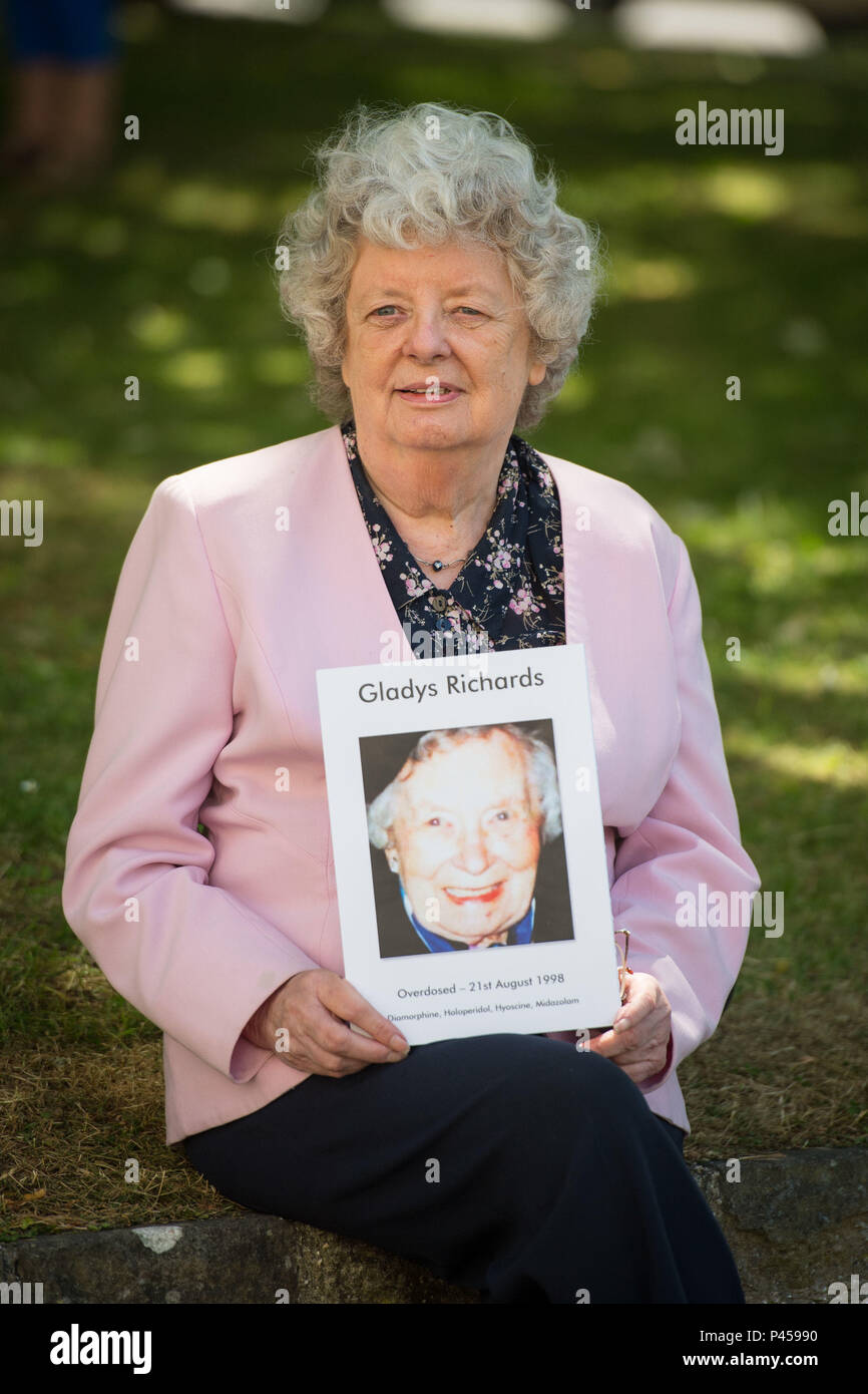 Gillian MacKenzie détient une photo de sa mère Gladys Richards, qui est morte à Gosport War Memorial Hospital, à l'extérieur de la cathédrale de Portsmouth après la divulgation de l'Gosport rapport du Panel indépendant. Banque D'Images