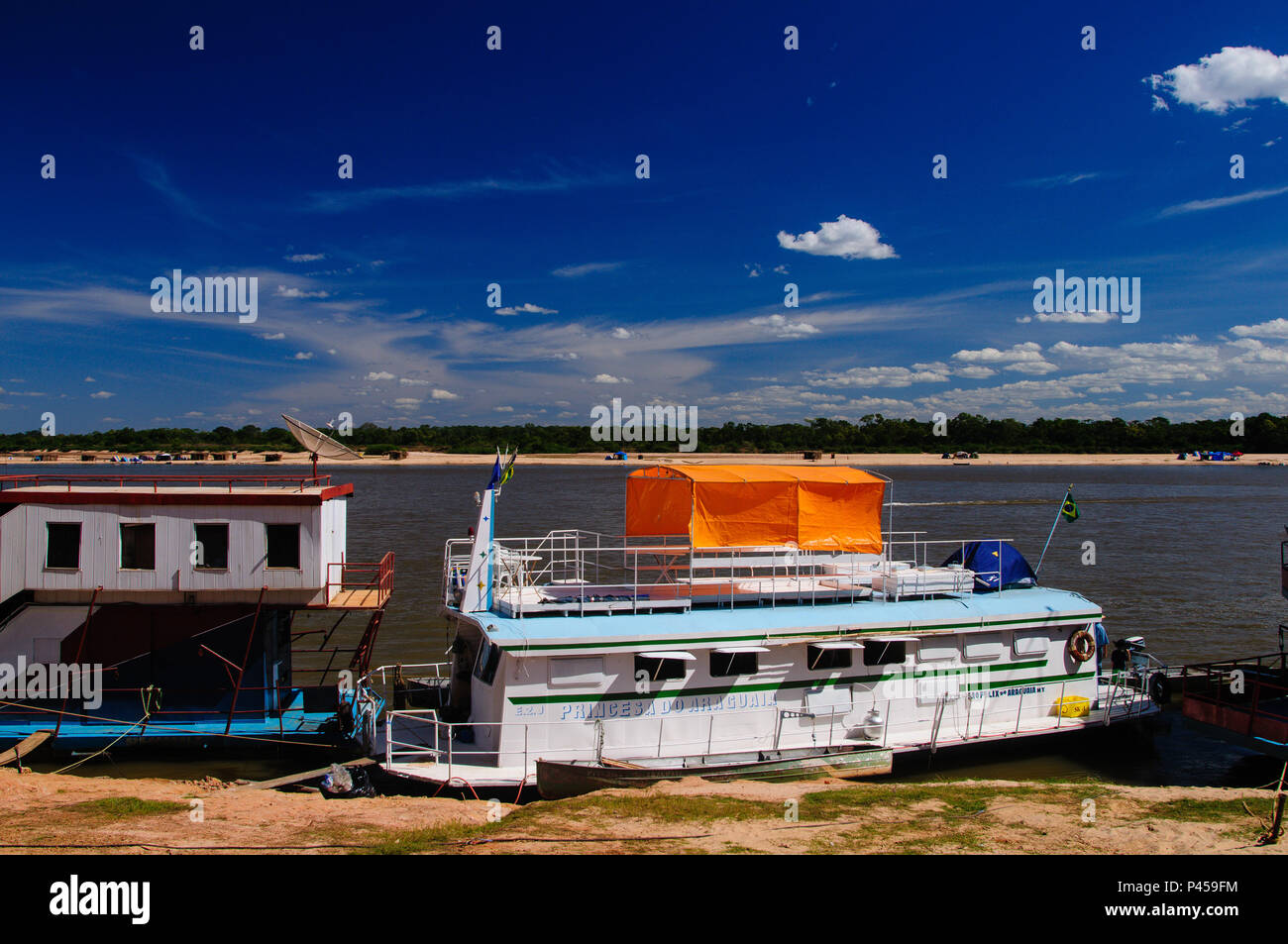 Barco Pescador Praia Rio Araguaia durante Pesca. ARAGUAIA RIO/GO, Brasil 24/09/2013. (Foto : David Santos Jr / Fotoarena) Banque D'Images