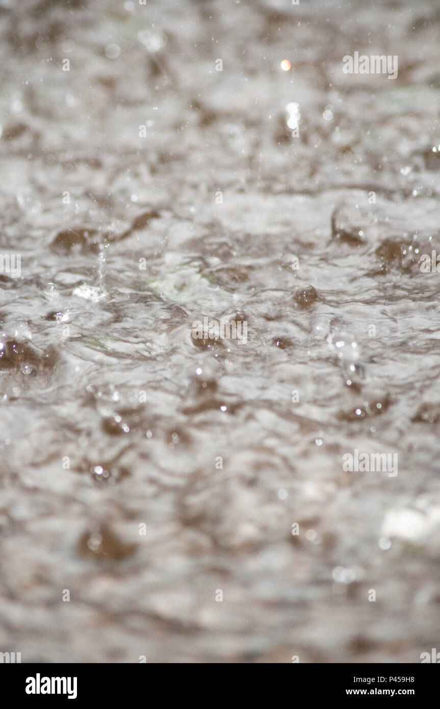 La pluie frappant le trottoir et causant des inondations. 6 Août 2011 Banque D'Images