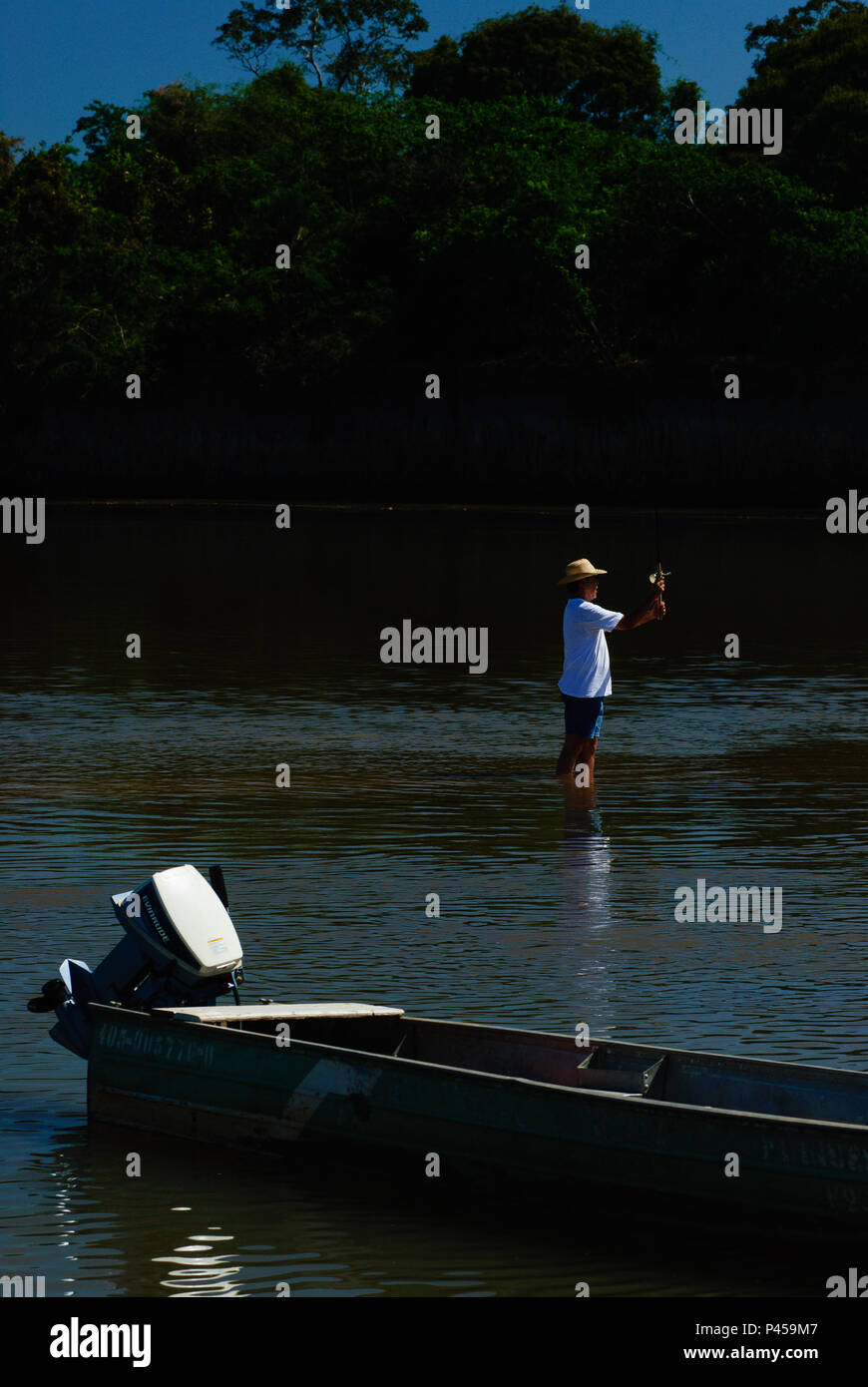 Barco Pescador Praia Rio Araguaia durante Pesca. ARAGUAIA RIO/GO, Brasil 24/09/2013. (Foto : David Santos Jr / Fotoarena) Banque D'Images