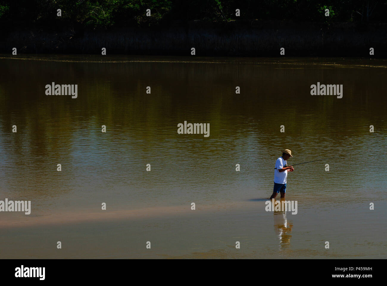Barco Pescador Praia Rio Araguaia durante Pesca. ARAGUAIA RIO/GO, Brasil 24/09/2013. (Foto : David Santos Jr / Fotoarena) Banque D'Images