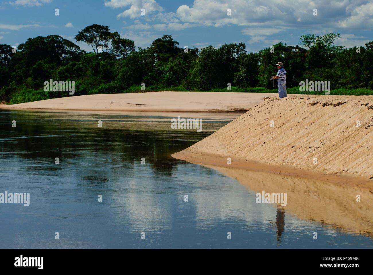 Barco Pescador Praia Rio Araguaia durante Pesca. ARAGUAIA RIO/GO, Brasil 24/09/2013. (Foto : David Santos Jr / Fotoarena) Banque D'Images