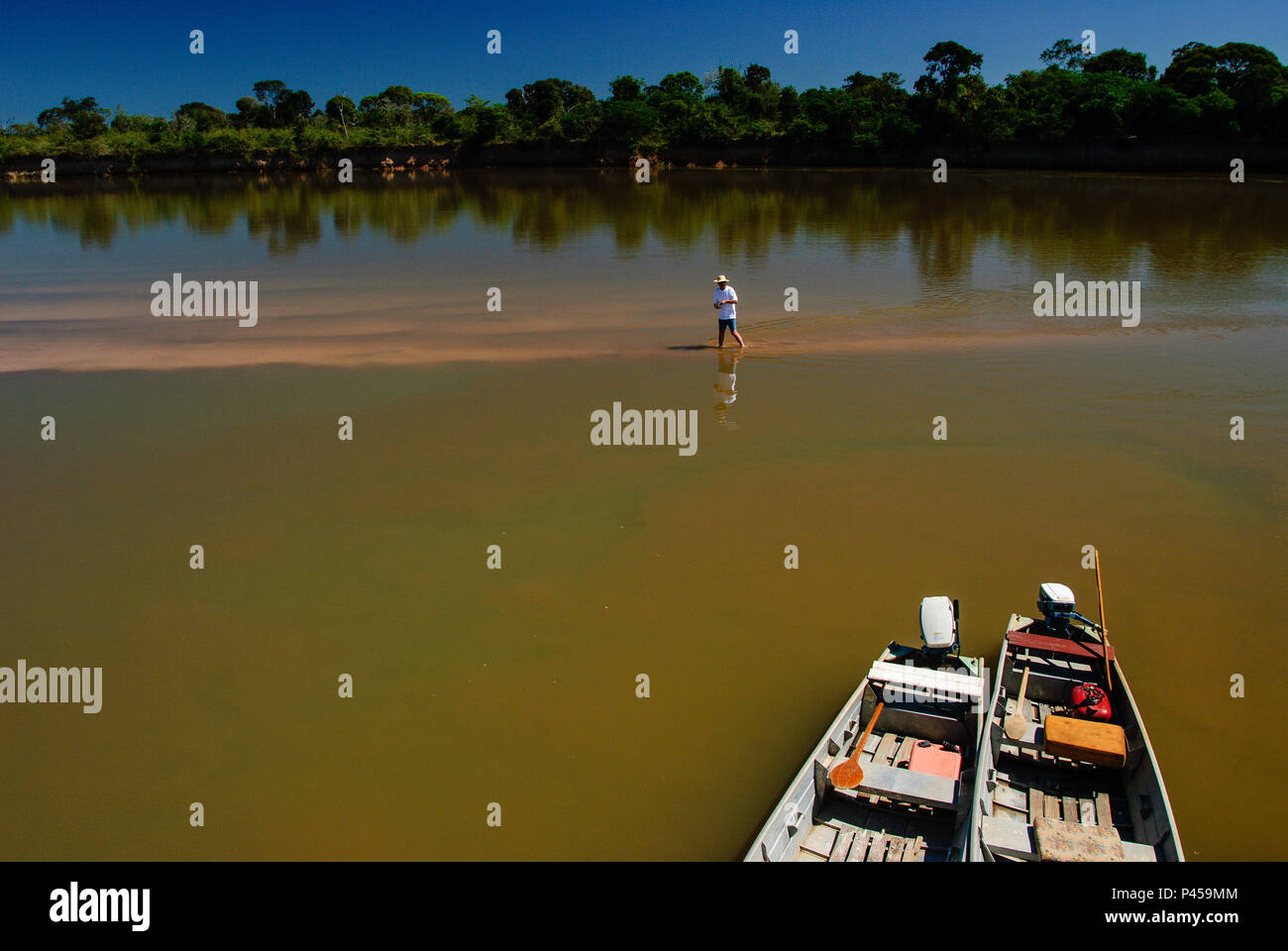 Barco Pescador Praia Rio Araguaia durante Pesca. ARAGUAIA RIO/GO, Brasil 24/09/2013. (Foto : David Santos Jr / Fotoarena) Banque D'Images