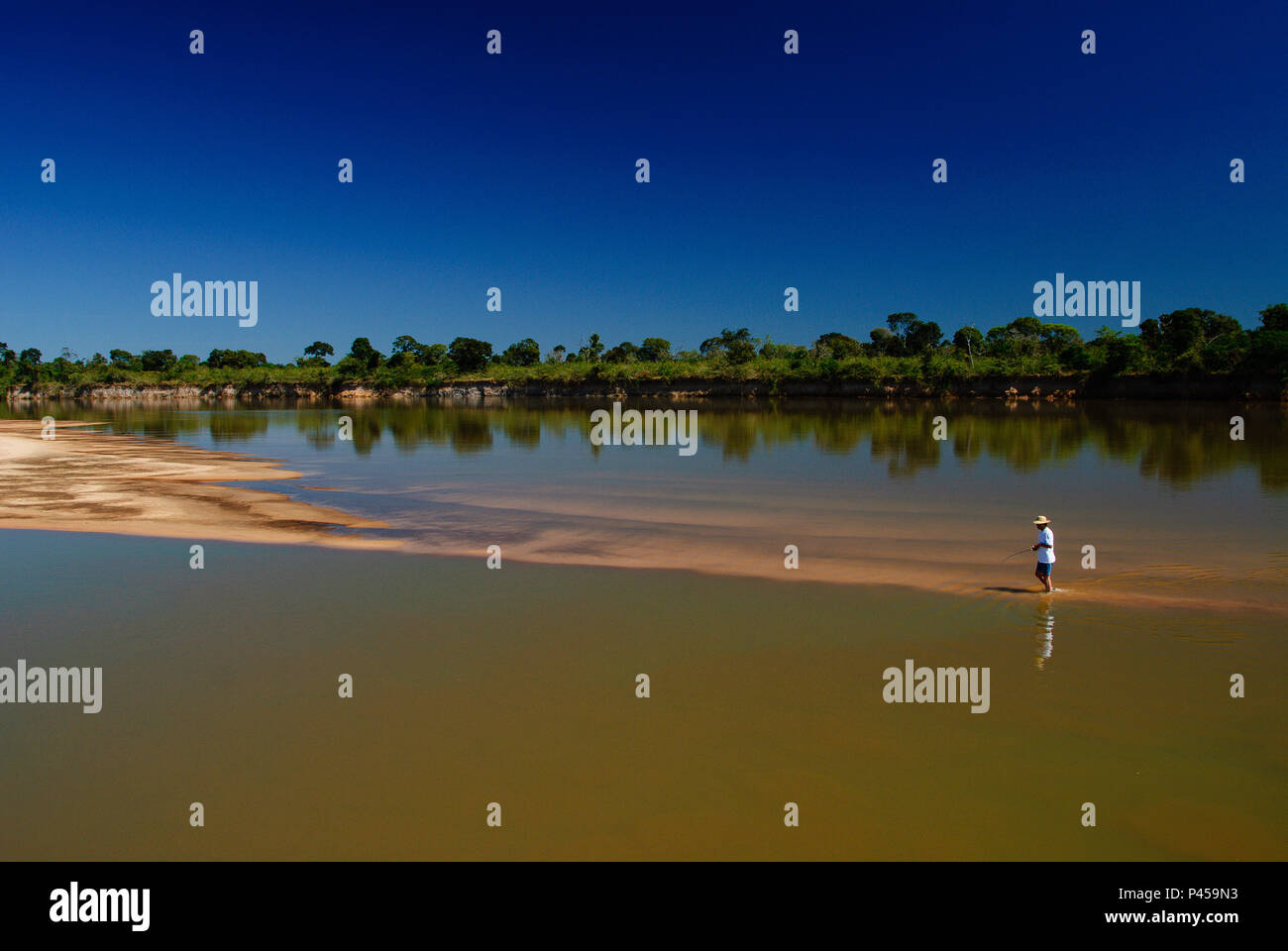Barco Pescador Praia Rio Araguaia durante Pesca. ARAGUAIA RIO/GO, Brasil 24/09/2013. (Foto : David Santos Jr / Fotoarena) Banque D'Images