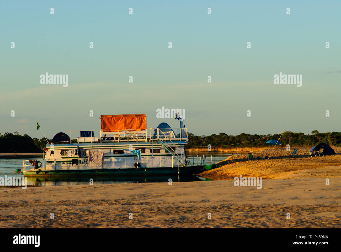 Barco Pescador Praia Rio Araguaia durante Pesca. ARAGUAIA RIO/GO, Brasil 24/09/2013. (Foto : David Santos Jr / Fotoarena) Banque D'Images