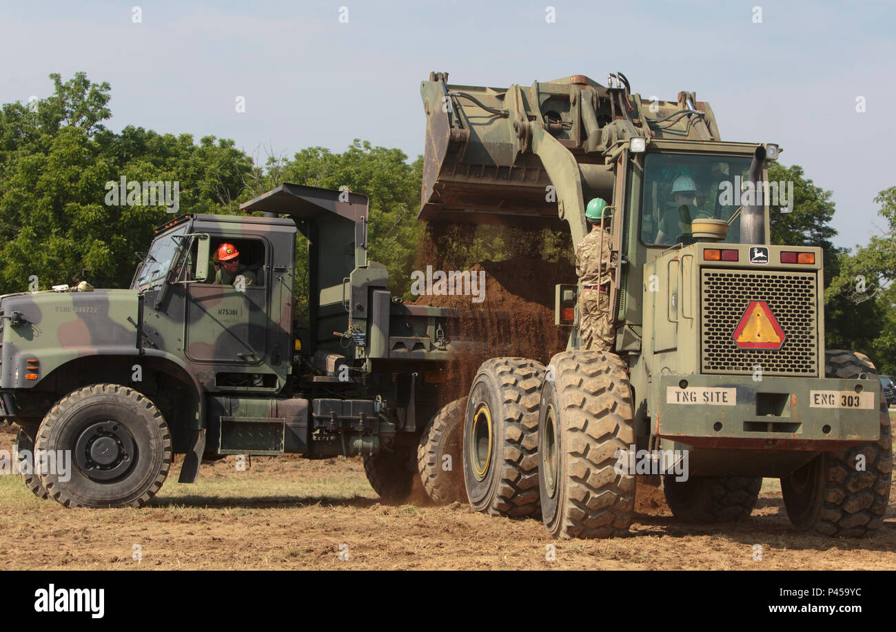 Marines avec la société C, 6e, 4e Bataillon d'appui du Groupe de la logistique maritime, Réserve des Forces maritimes, effacer la saleté d'un parking site de construction avec l'aide de commandos avec 131 Escadron Commando des Royal Engineers, l'armée britannique, au cours de l'exercice Red Dagger à Fort Indiantown Gap, Penn., 11 juin 2016. Dans le cadre de l'exercice, les Marines et les commandos britanniques a travaillé sur divers projets de rénovation et de construction autour de la base de l'armée. L'exercice Red poignard est un exercice d'entraînement bilatéral qui donne l'occasion d'échanger des Marines tactiques, techniques et procédures, ainsi que des travaux de construction Banque D'Images