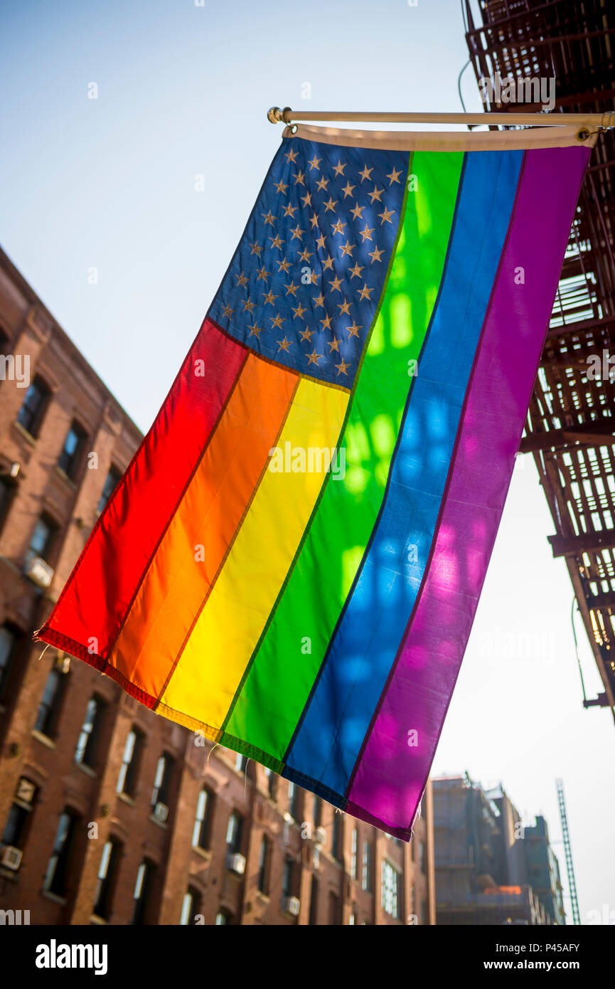 Drapeau américain avec des étoiles et gay pride rainbow stripes pendaison de bâtiment traditionnel dans la ville de New York libéral Banque D'Images