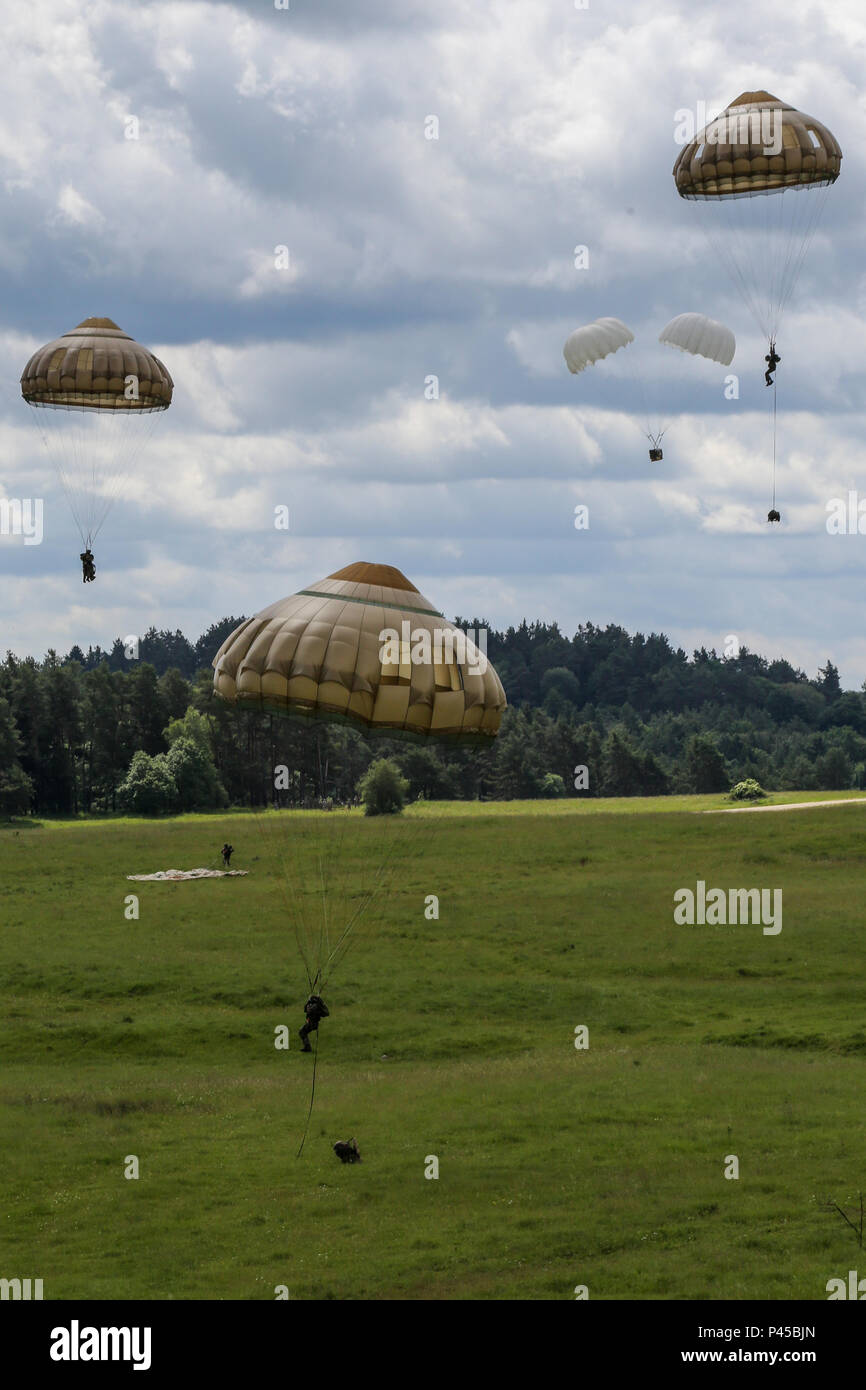 Soldats français du 3e Régiment de parachutistes d'infanterie de marine, 11e brigade de parachutistes se préparer à atterrir lorsqu'on réalise une opération aéroportée au cours de réponse rapide 16 entraînement physique à la zone d'entraînement, un Hohenfels partie de la multinationale, Centre de préparation conjointe en Allemagne, Hohenfels, Jun. 15, 2016. La réaction rapide de l'exercice est l'un des premiers événements de formation en intervention de crise militaire pour les forces aéroportées dans le monde. L'exercice est conçu pour améliorer l'état de préparation de la base de combat de la Force de réaction des Etats-Unis dans le monde - en ce moment la 82e Division aéroportée, 1ère Brigade Combat Banque D'Images