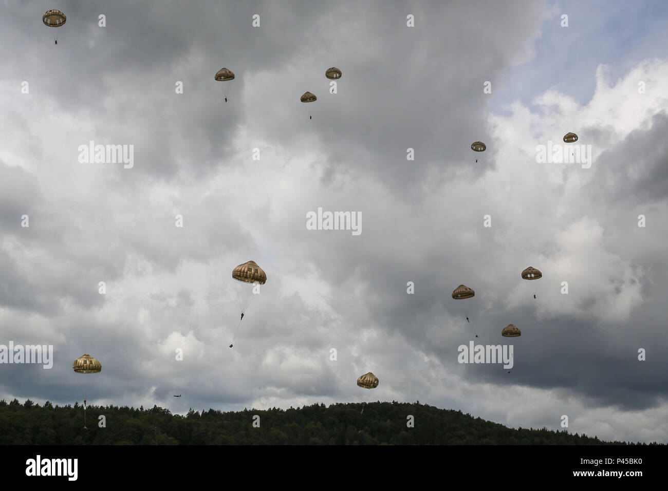 Soldats français du 3e Régiment de parachutistes d'infanterie de marine, 11e brigade de parachutistes se préparer à atterrir lorsqu'on réalise une opération aéroportée au cours de réponse rapide 16 entraînement physique à la zone d'entraînement, un Hohenfels partie de la multinationale, Centre de préparation conjointe en Allemagne, Hohenfels, Jun. 15, 2016. La réaction rapide de l'exercice est l'un des premiers événements de formation en intervention de crise militaire pour les forces aéroportées dans le monde. L'exercice est conçu pour améliorer l'état de préparation de la base de combat de la Force de réaction des Etats-Unis dans le monde - en ce moment la 82e Division aéroportée, 1ère Brigade Combat Banque D'Images