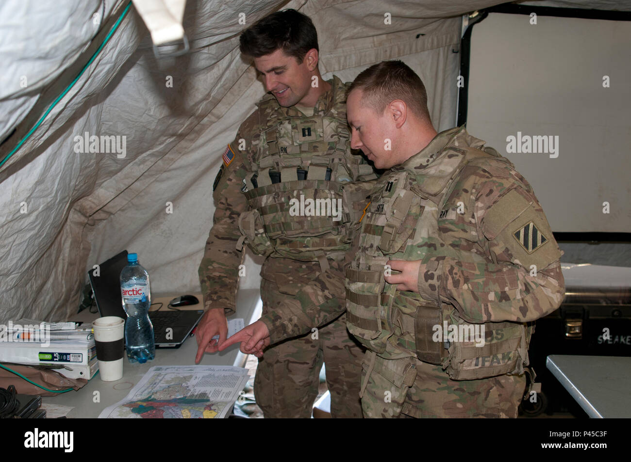 Cpt. Gibb Clark et Cpt. Ty Smith discuter des plans de circulation pour l'effort de redéploiement pour les unités participantes d'exercice Anakonda 2016. Anakonda exercice 2016 est une multinationale dirigée par la Pologne, l'exercice en cours en Pologne du 7 au 17 juin. Cet exercice est le premier événement de formation pour l'armée américaine l'Europe et les pays partenaires et démontré que les États-Unis annonce effectvely les nations participantes peuvent s'unir ensemble sous un commandement unifié, alors que la formation sur un scénario contemporain. Banque D'Images
