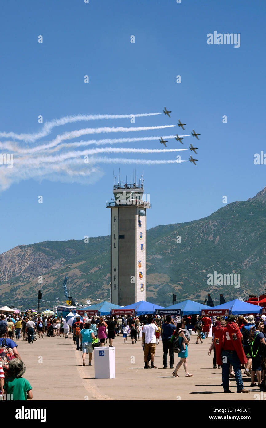 Le Breitling Jet Team, composé de sept L-39C Albatros Aircraft, effectuer pour les spectateurs pendant les guerriers sur les monts Wasatch Air Show et portes ouvertes le 26 juin à Hill Air Force Base, dans l'Utah. Le plus grand de l'équipe de voltige aérienne civile professionnelle afficher dans l'exécution du jet, affiche leur précision volant au-dessus de l'Utah, au cours d'une étape de leur tournée nord-américaine en 2016. (U.S. Air Force photo de Todd Cromar) Banque D'Images