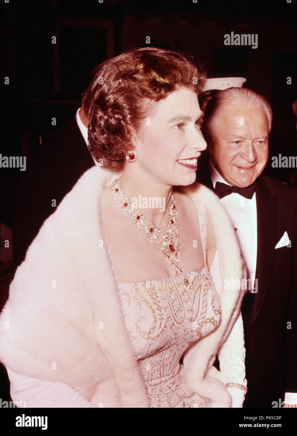 La reine Elizabeth II en arrivant à la résidence du haut-commissaire du Canada à Londres pour un dîner d'adieu avant son départ deux jours plus tard pour une tournée canadienne. Banque D'Images