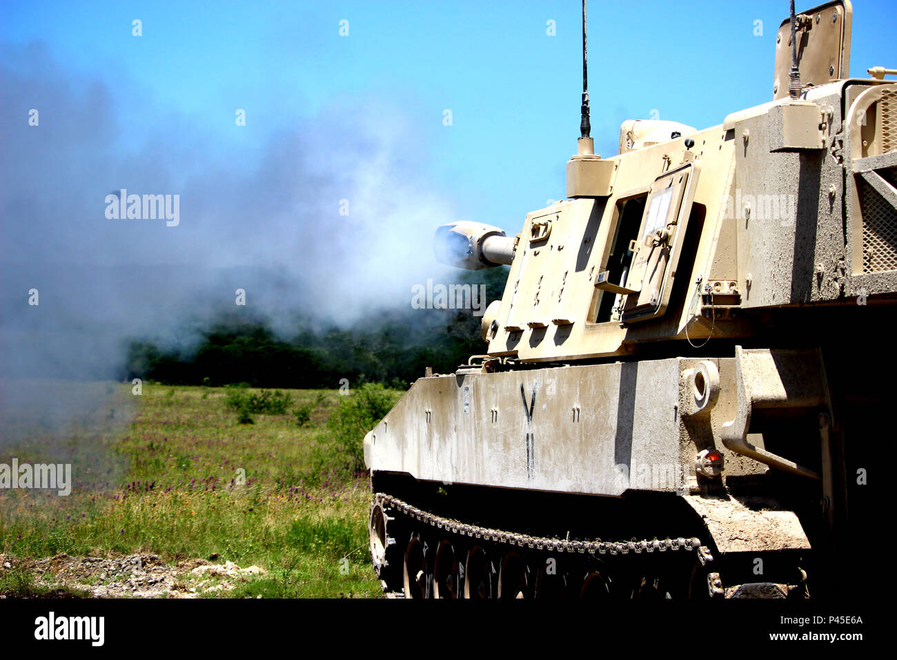 Soldats avec Batterie B, 2e Bataillon, 114e Régiment d'artillerie de mener une mission de tir direct le 16 juin 2016, à Fort Hood, au Texas. Les soldats ont tiré un M109A6 Paladin tout en participant à un exercice d'entraînement de brigade intégrée echelon. L'MiBT prend en charge l'Armée de la politique de la Force totale, qui exige de tous les composants pour fournir des forces formée et organisée pour soutenir les engagements de l'armée dans le monde entier. Banque D'Images