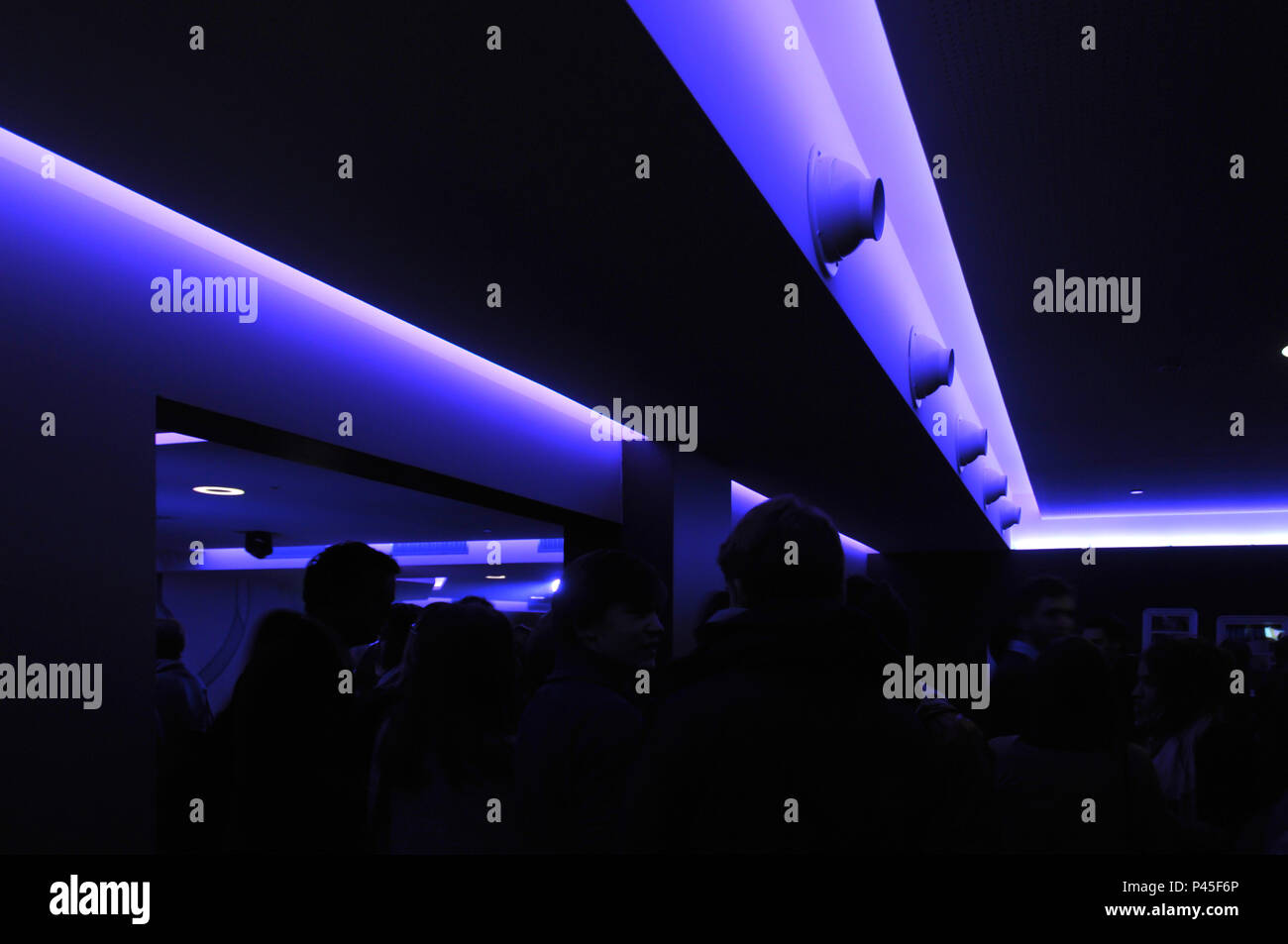 Les gens dans une boîte de nuit avec la lumière ultraviolette - blacklight Banque D'Images