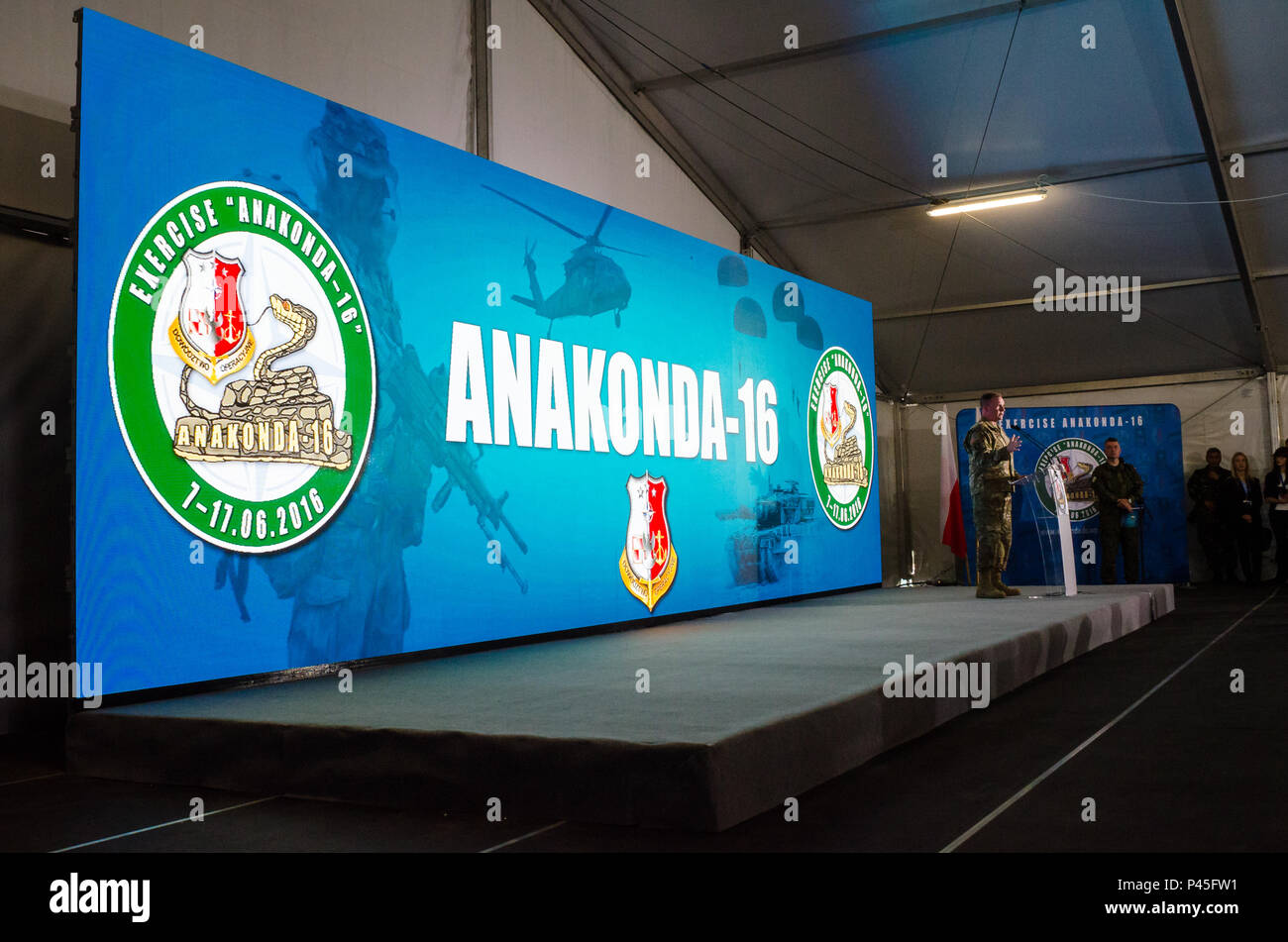 L'ARMÉE AMÉRICAINE Le Général Ben Hodges, prononce une allocution lors d'une conférence de presse pour invités de marque, le 16 juin 2016, à la zone d'entraînement de Drawsko Pomorski en Pologne. La conférence de presse et d'une démonstration en direct à l'honneur les efforts combinés des forces multinationales dans le cadre de l'exercice Anakonda 2016. L'exercice est dirigée par la Pologne une convention collective de l'effort de formation pour renforcer l'interopérabilité et de renforcer les liens entre les pays alliés et partenaires, assurer la paix et la sécurité collective dans la région. Banque D'Images