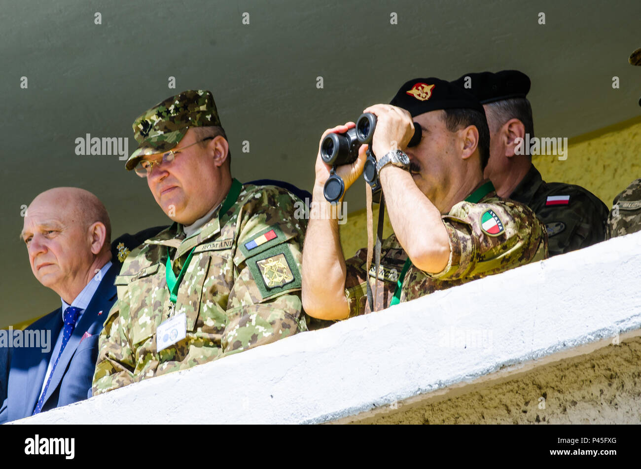 Le général de l'armée italienne Salvatore Farina, commandant de la Force interarmées interalliée Brunssum, utilise des jumelles pour une démonstration en direct de l'enquête, le 16 juin 2016, à la zone d'entraînement de Drawsko Pomorski en Pologne. Une conférence de presse et la démonstration en direct à l'honneur les efforts combinés des forces multinationales dans le cadre de l'exercice Anakonda 2016. L'exercice est dirigée par la Pologne une convention collective de l'effort de formation pour renforcer l'interopérabilité et de renforcer les liens entre les pays alliés et partenaires, assurer la paix et la sécurité collective dans la région. Banque D'Images