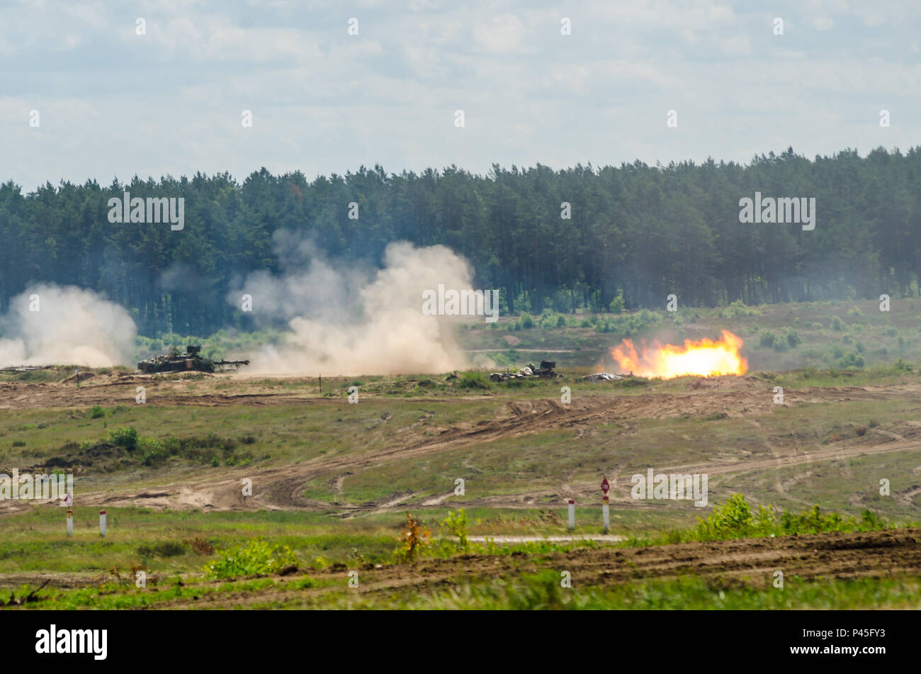 L'ARMÉE AMÉRICAINE M1 chars Abrams secouer le champ de bataille au cours d'une démonstration en direct, le 16 juin 2016, à la zone d'entraînement de Drawsko Pomorski en Pologne. Une conférence de presse et la démonstration en direct à l'honneur les efforts combinés des forces multinationales dans le cadre de l'exercice Anakonda 2016. L'exercice est dirigée par la Pologne une convention collective de l'effort de formation pour renforcer l'interopérabilité et de renforcer les liens entre les pays alliés et partenaires, assurer la paix et la sécurité collective dans la région. Banque D'Images