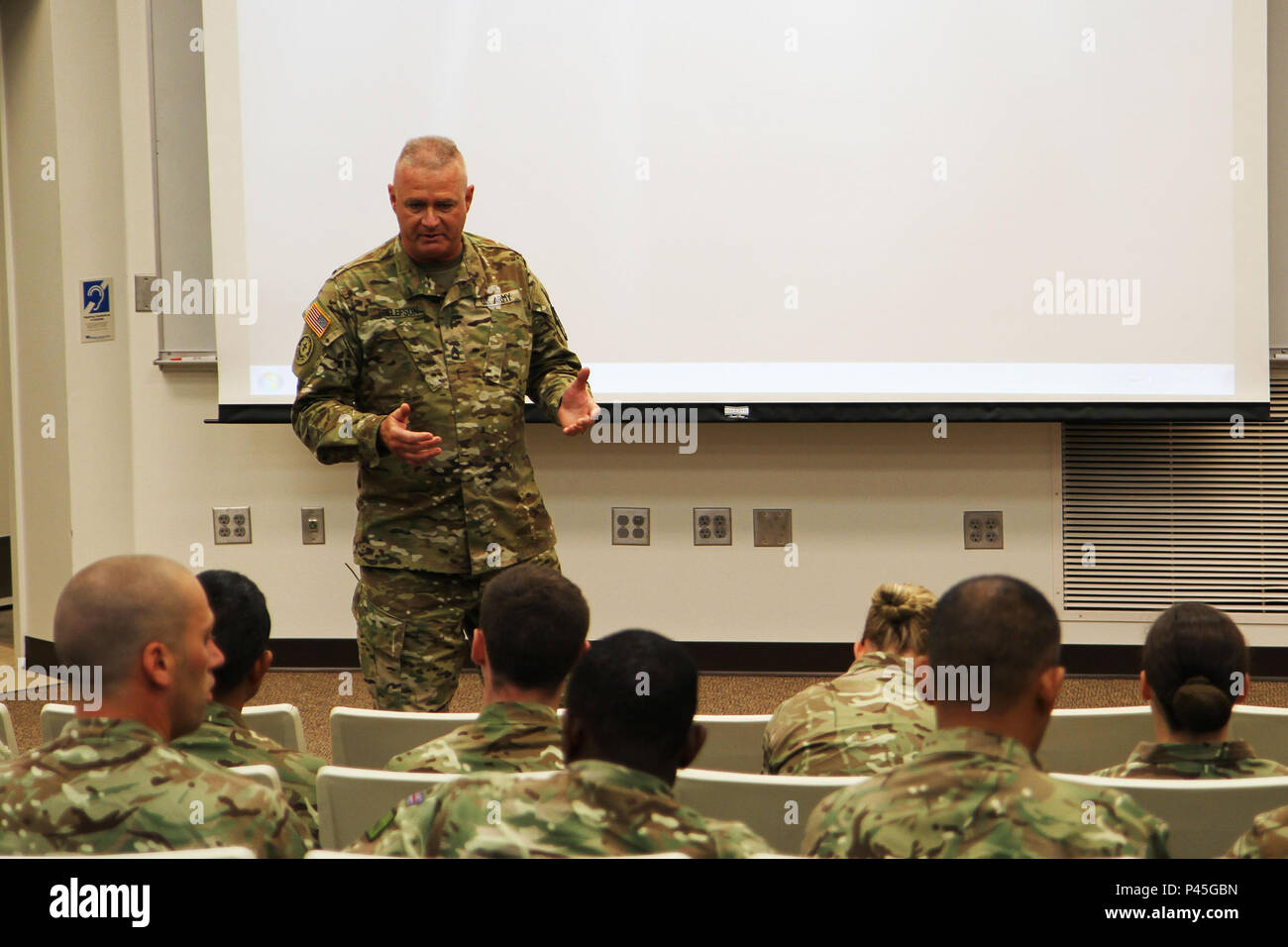 Le sergent de la Garde nationale de l'armée américaine. 1re classe Randy Tollefson indique à membres de la 154e régiment royal écossais Logistics Corp, Glasgow, Ecosse, en éléments d'opérations de transport au Duc Corning armoirie sur Camp, rapide Rapid City, S.D. 12 Juin, 2016. Les soldats sont prévues pour effectuer un transport de bois à l'aide de camions semi-américaine dans le cadre de la 32e Coyote d'or exercice d'entraînement. Banque D'Images