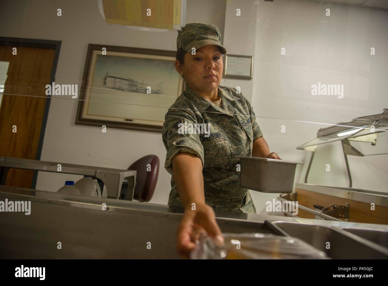 Airman Senior Gregory Mikayla du 130e Airlift Wing prépare des repas pour les aviateurs et soldats de la préparation d'aider avec le nettoyage des inondations, 30 juin 2016, à la base de la Garde nationale aérienne McLaughlin, W.Va. Le 23 juin 2016, des inondations ont causé des dommages dans l'état menant W.Va. Gov. Earl Ray Tomblin de déclarer l'état d'urgence dans 44 des 55 comtés. (United States Air National Guard photo/Tech. Le Sgt. De-Juan Haley) Banque D'Images