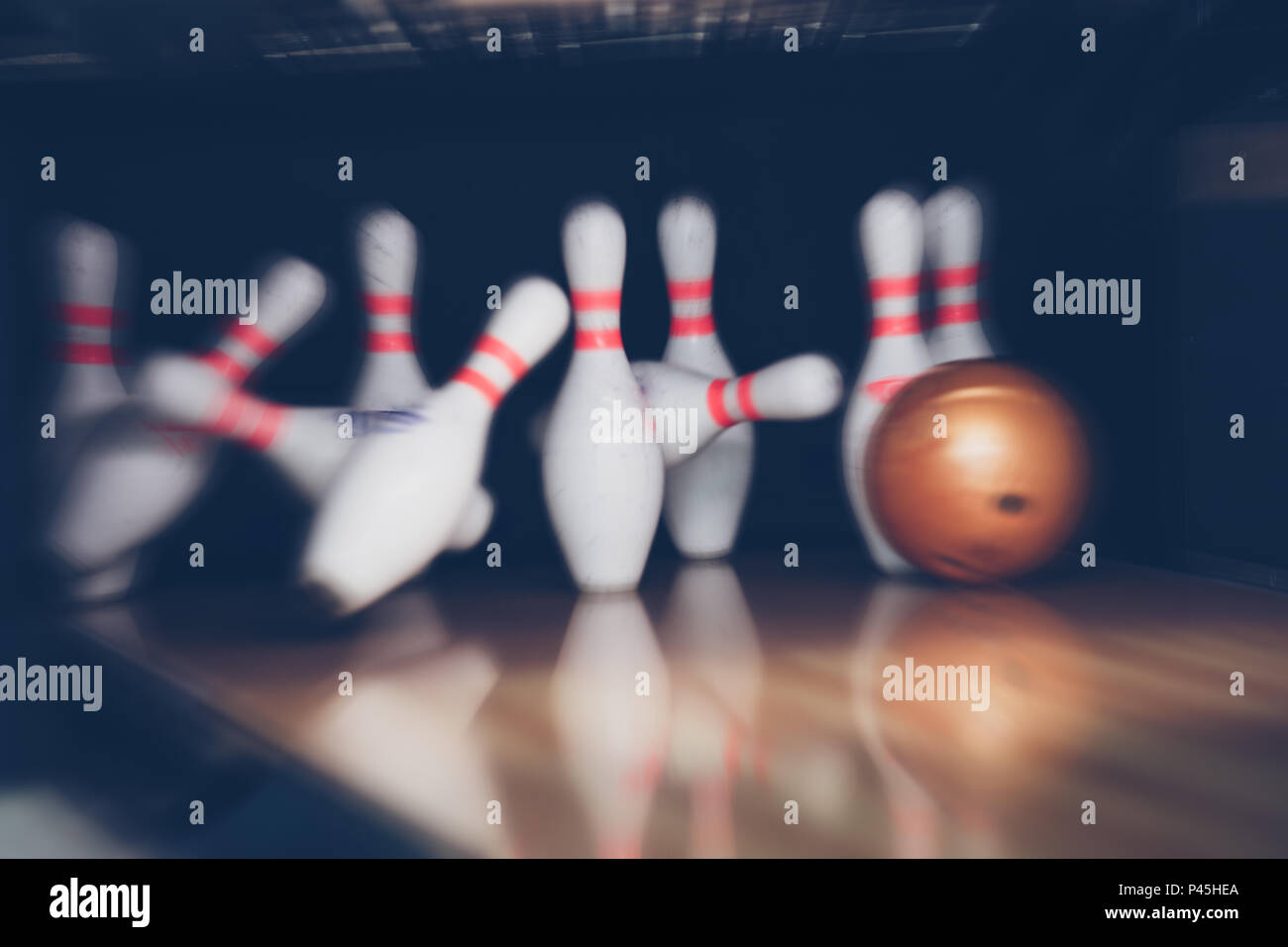 Motion Blur de bowling ball quilles sur le terrain de jeu Banque D'Images