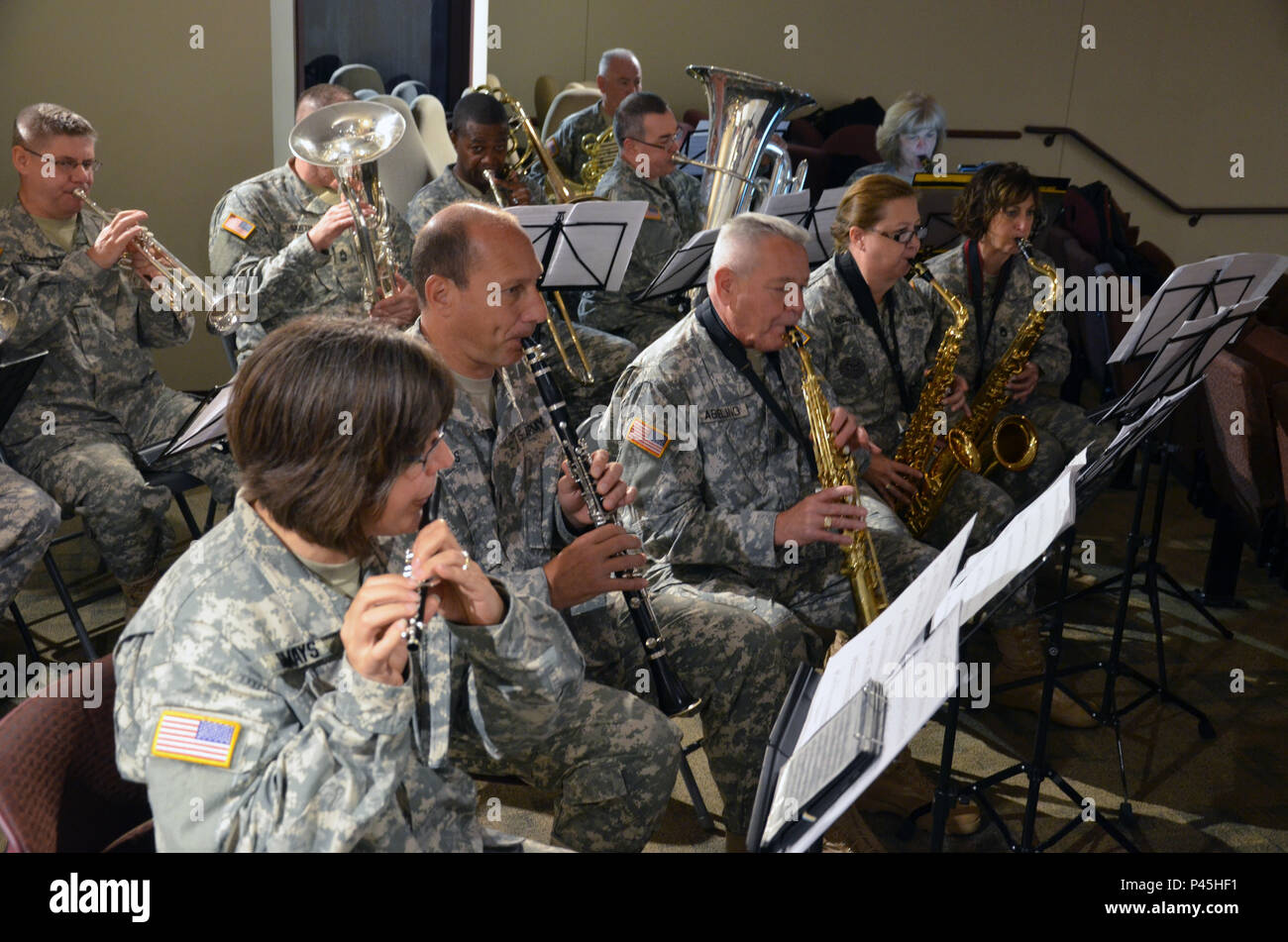 Les commandants de l'armée, de la bande d'abord les sergents et les administrateurs de l'unité de tous les six 88e Commandement du soutien régional bandes armée se réunissent sous la direction de CW4 Clagget pour fournir de la musique pour la 88e Compagnie de commandement et de l'Administration centrale du RSC cérémonie de passation de commandement, Fort McCoy, au Wisconsin, le 17 juin. Banque D'Images